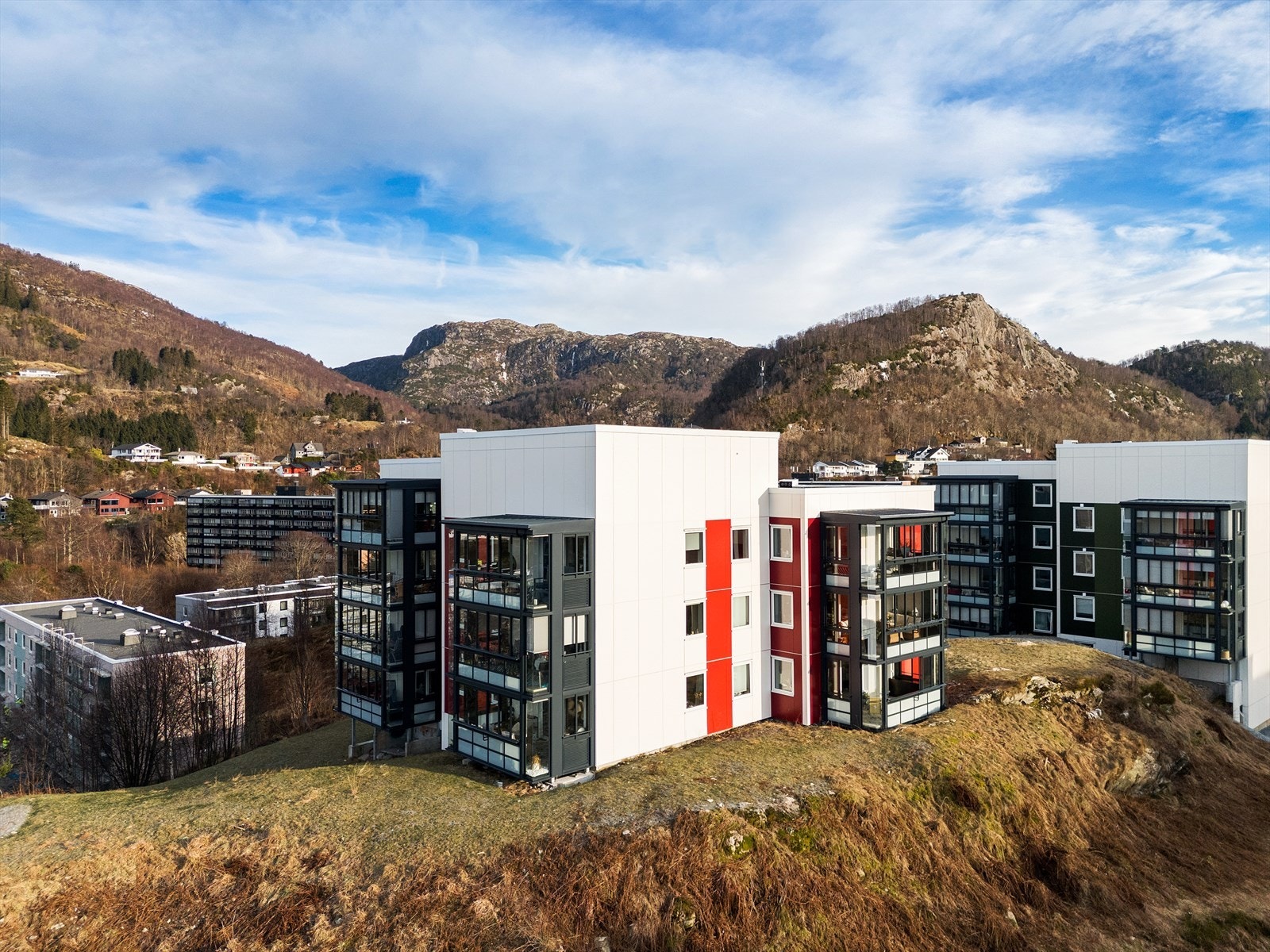 - Fra leiligheten er det 6 min gange til dagligvare, apotek og busstopp - Galleribilde