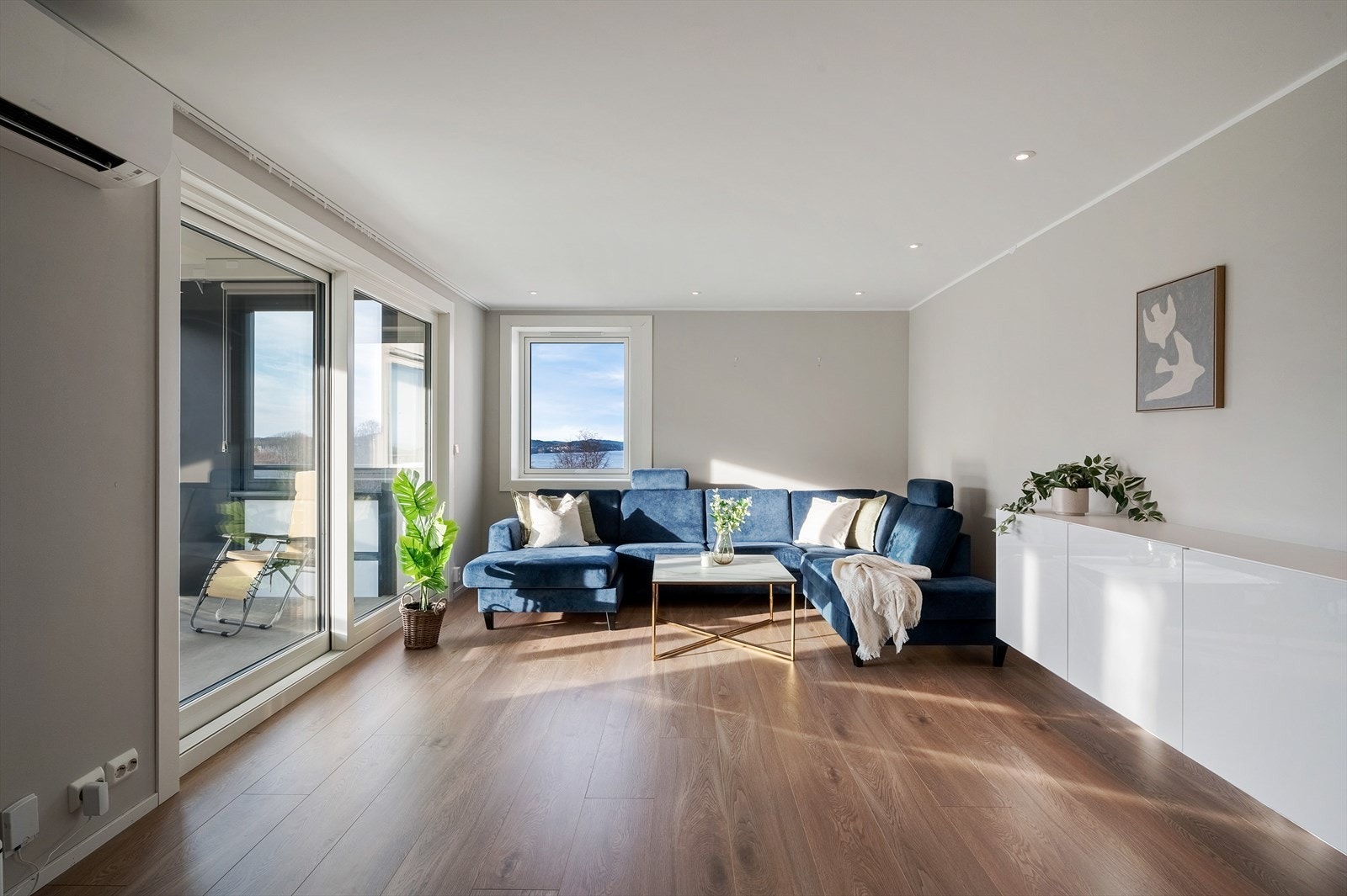 - Leiligheten inneholder stue, kjøkken, 3 soverom, bad, vaskerom og gang + innglasset balkong - Galleribilde