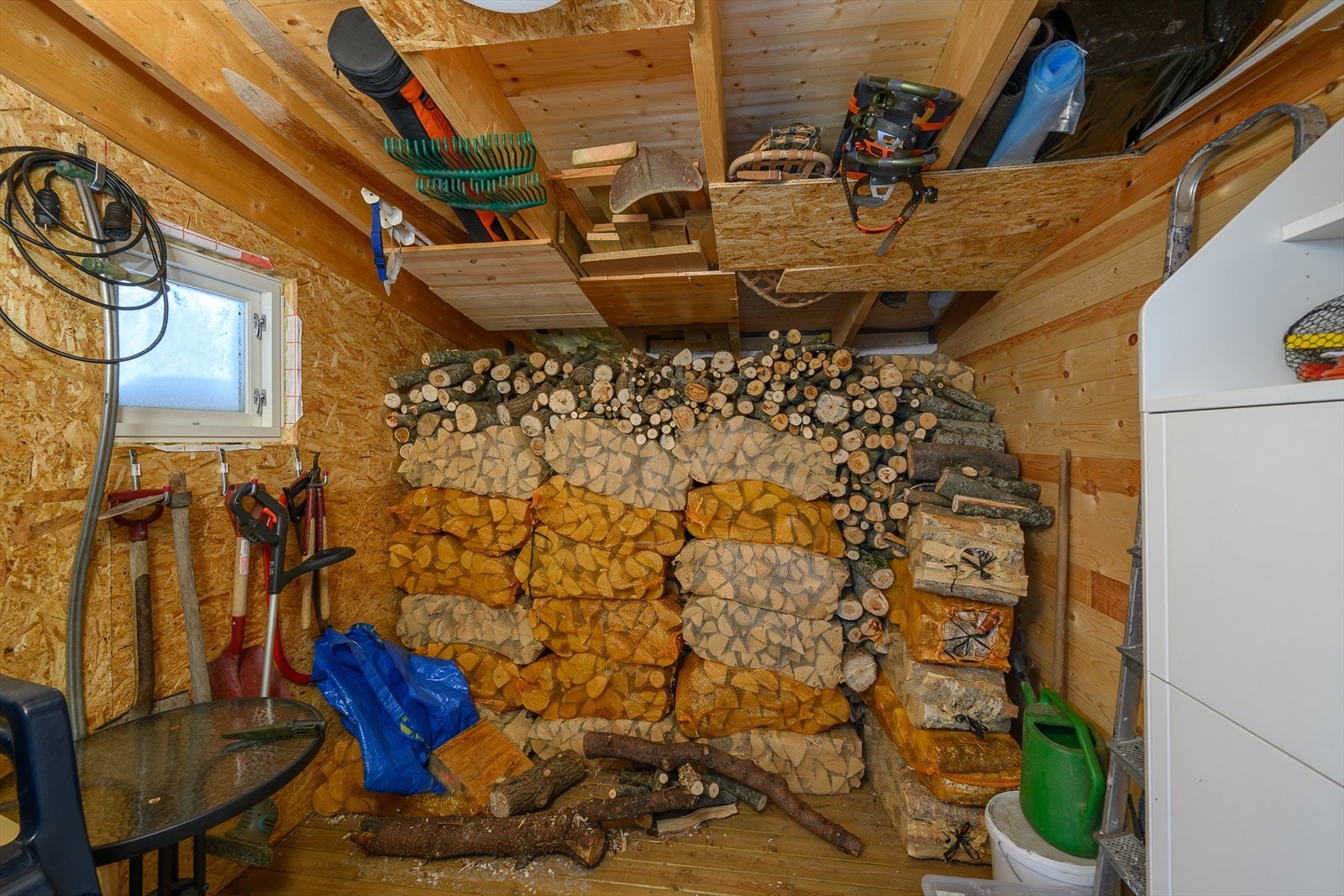 En romslig vedbod sørger for at du alltid har tørr ved tilgjengelig. Galleribilde
