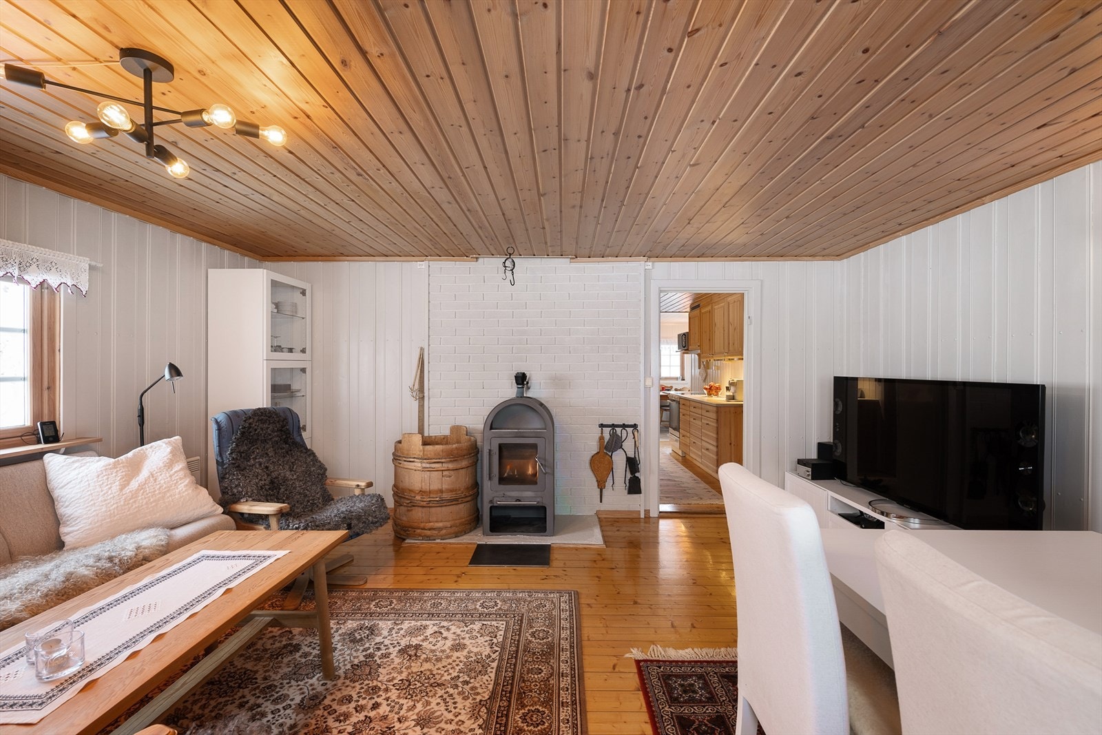 En god peisovn sørger for god varme i hytta. I tillegg er det elektrisk oppvarming. Galleribilde