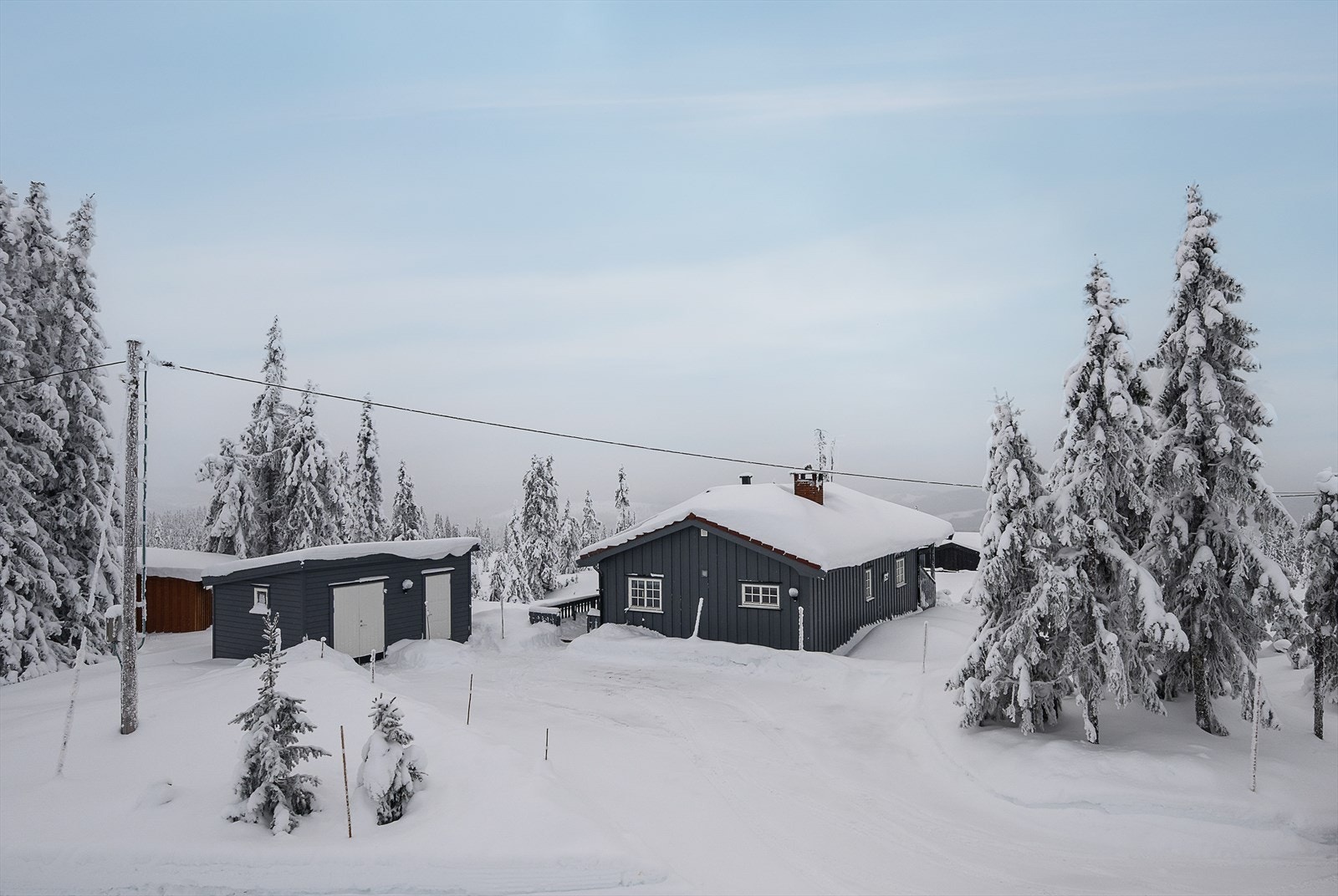 Eiendommen ligger forholdsvis skjermet til med gode solforhold og inkluderer et praktisk uthus. Galleribilde