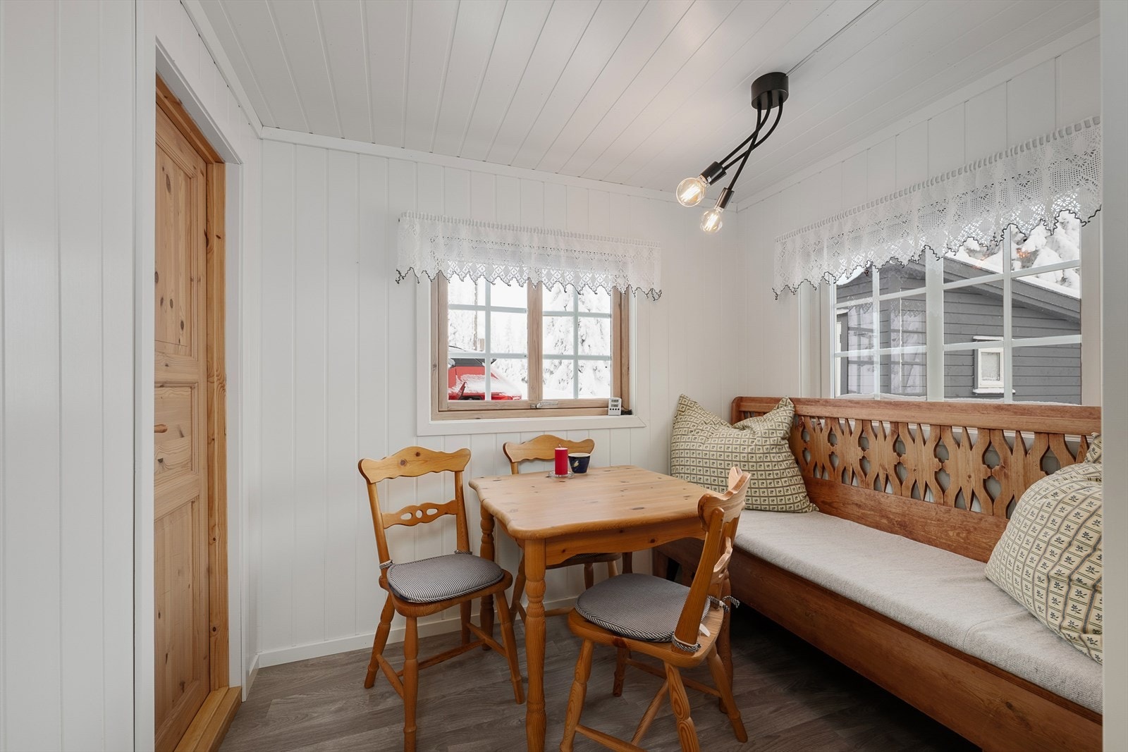 Kjøkkenet har en hyggelig spisekrok der du kan kose deg med morgenkaffen og frokosten. Galleribilde