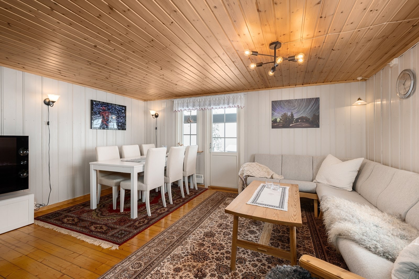 Klassiske, lakkerte tregulv i hytta. Fra stua er det en delvis åpen løsning mot kjøkkenet. Galleribilde