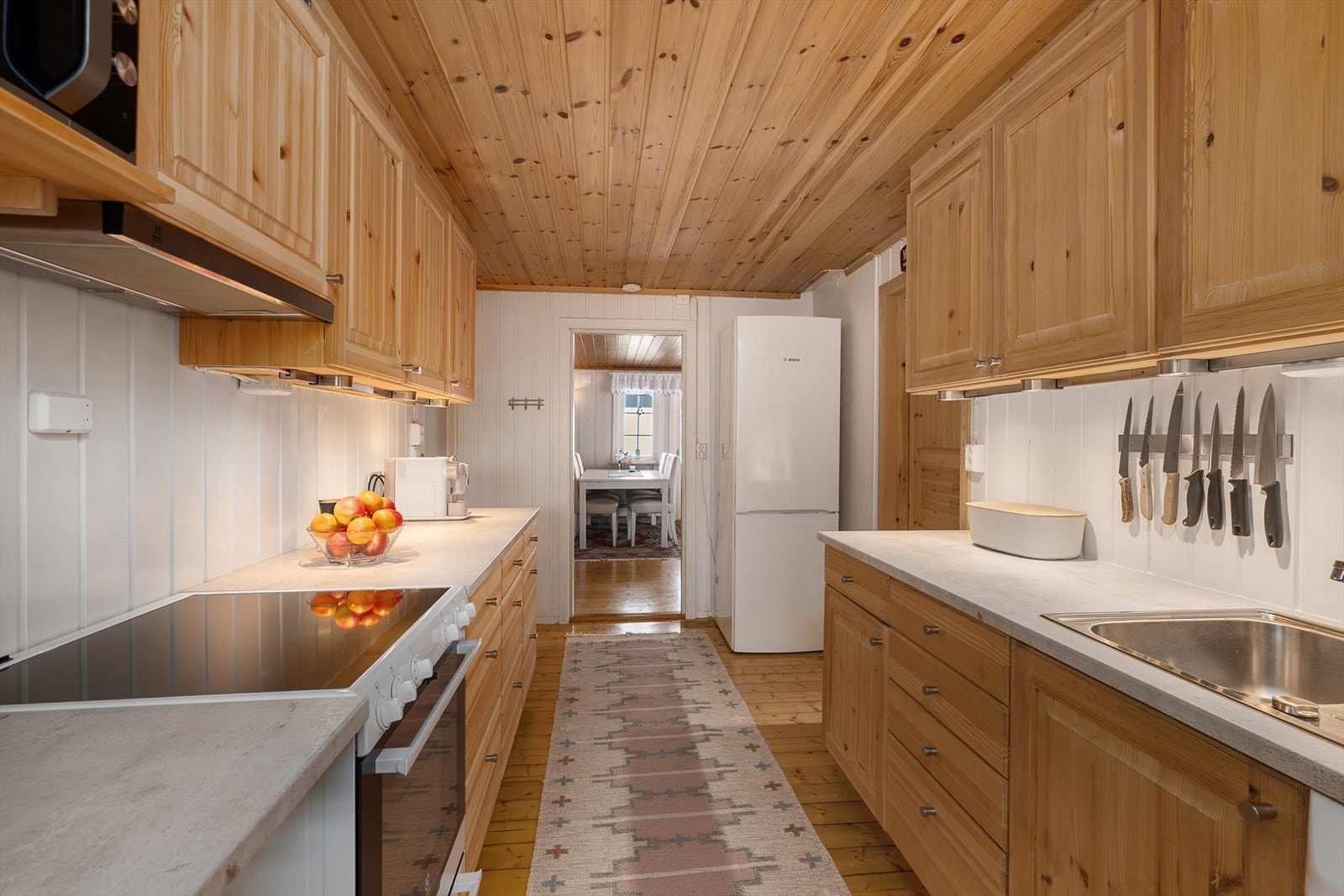 Plass til komfyr og kjøleskap på kjøkkenet. Galleribilde