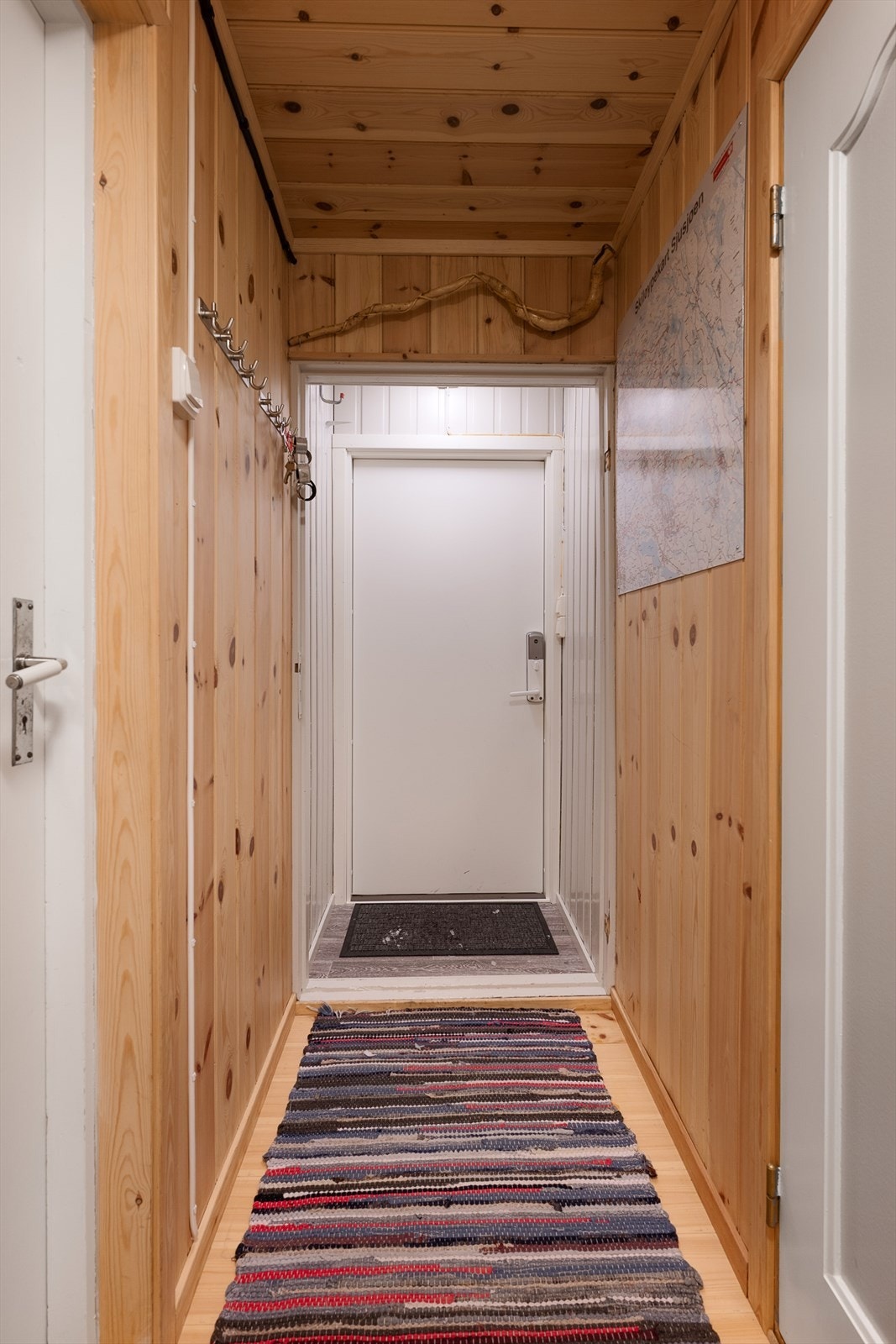 Fra hyttas entré er det adkomst inn til oppholdsrommet samt adkomst til 2 soverom og bod. Galleribilde