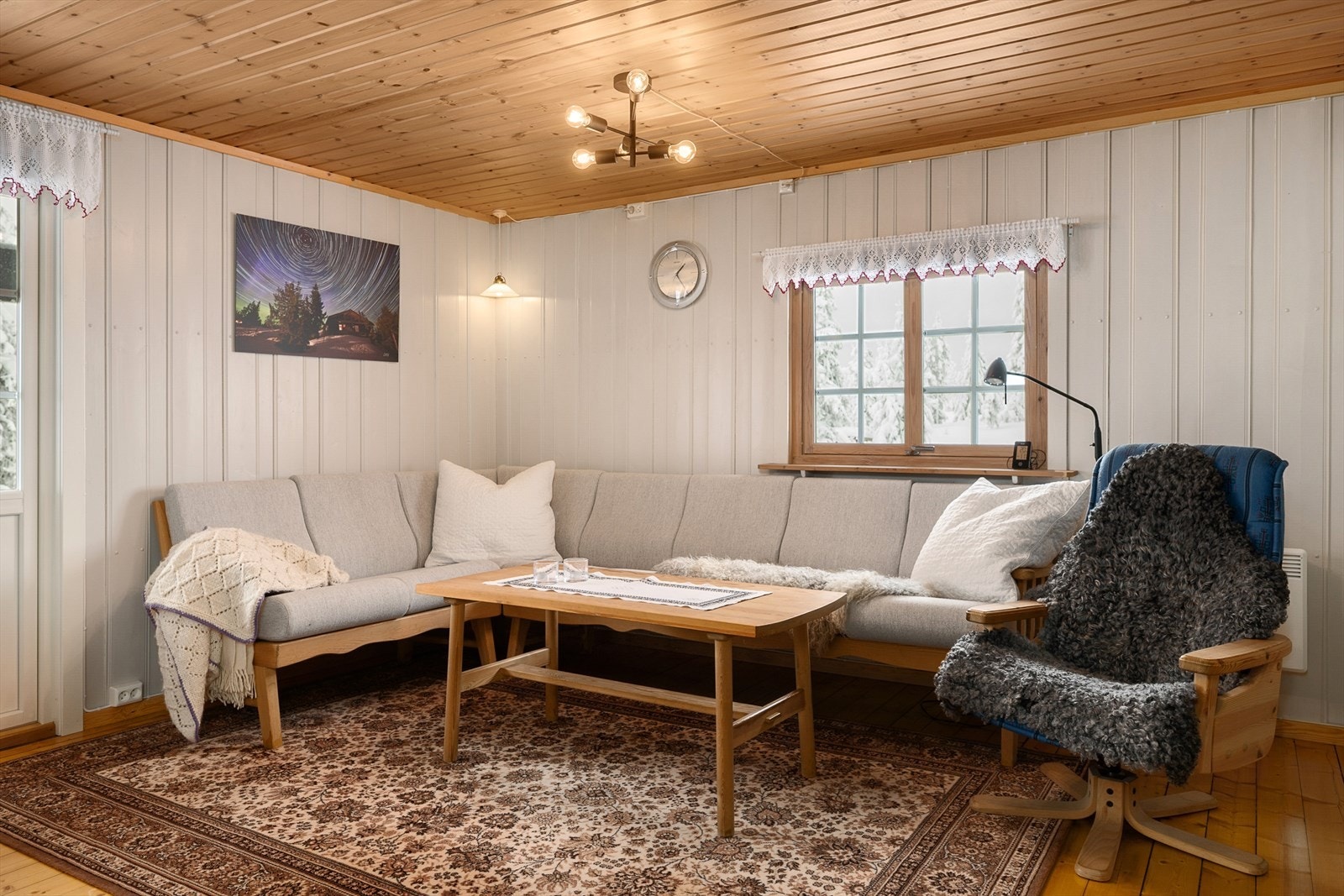 Det kommer fint naturlig lys inn i rommet fra Galleribilde