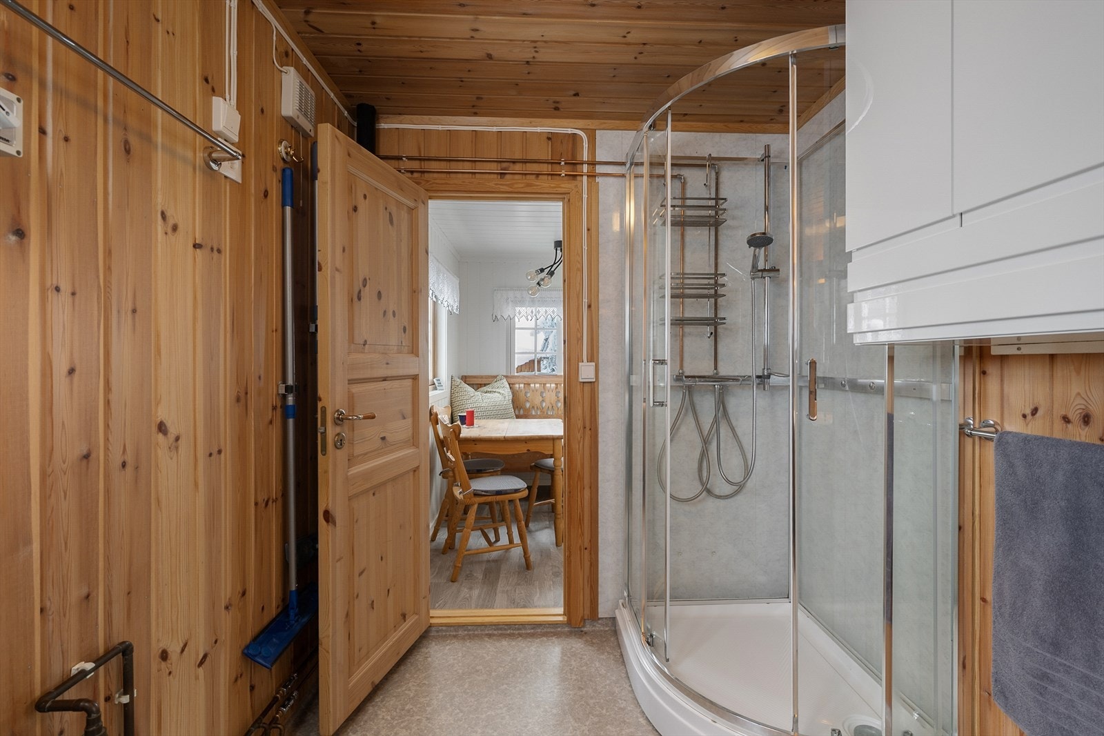 Adkomst til badet fra kjøkkenet. Galleribilde