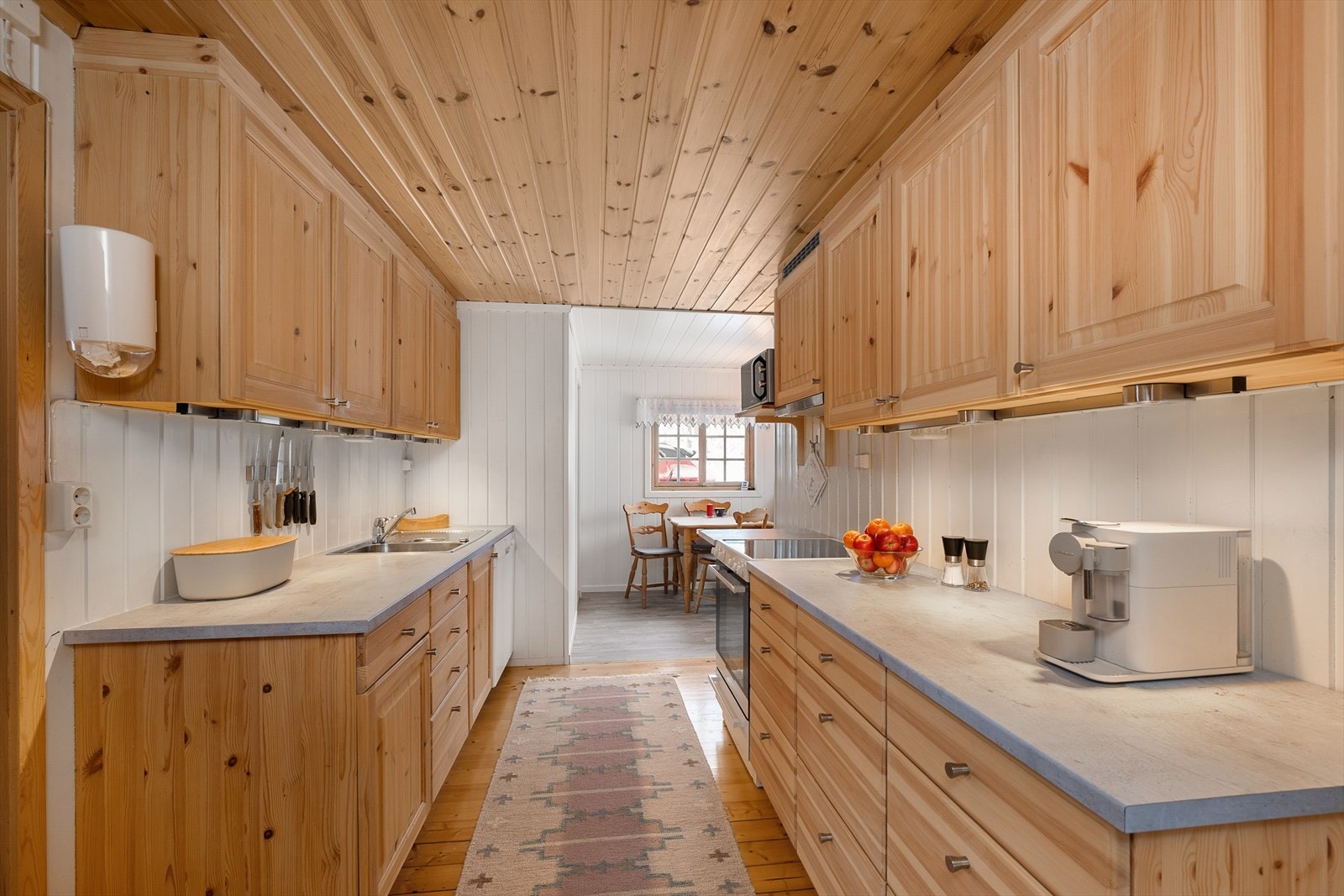 Kjøkkenet er praktisk innredet med rikelig skap- og benkeplass. Heltre, trehvite fronter. Galleribilde