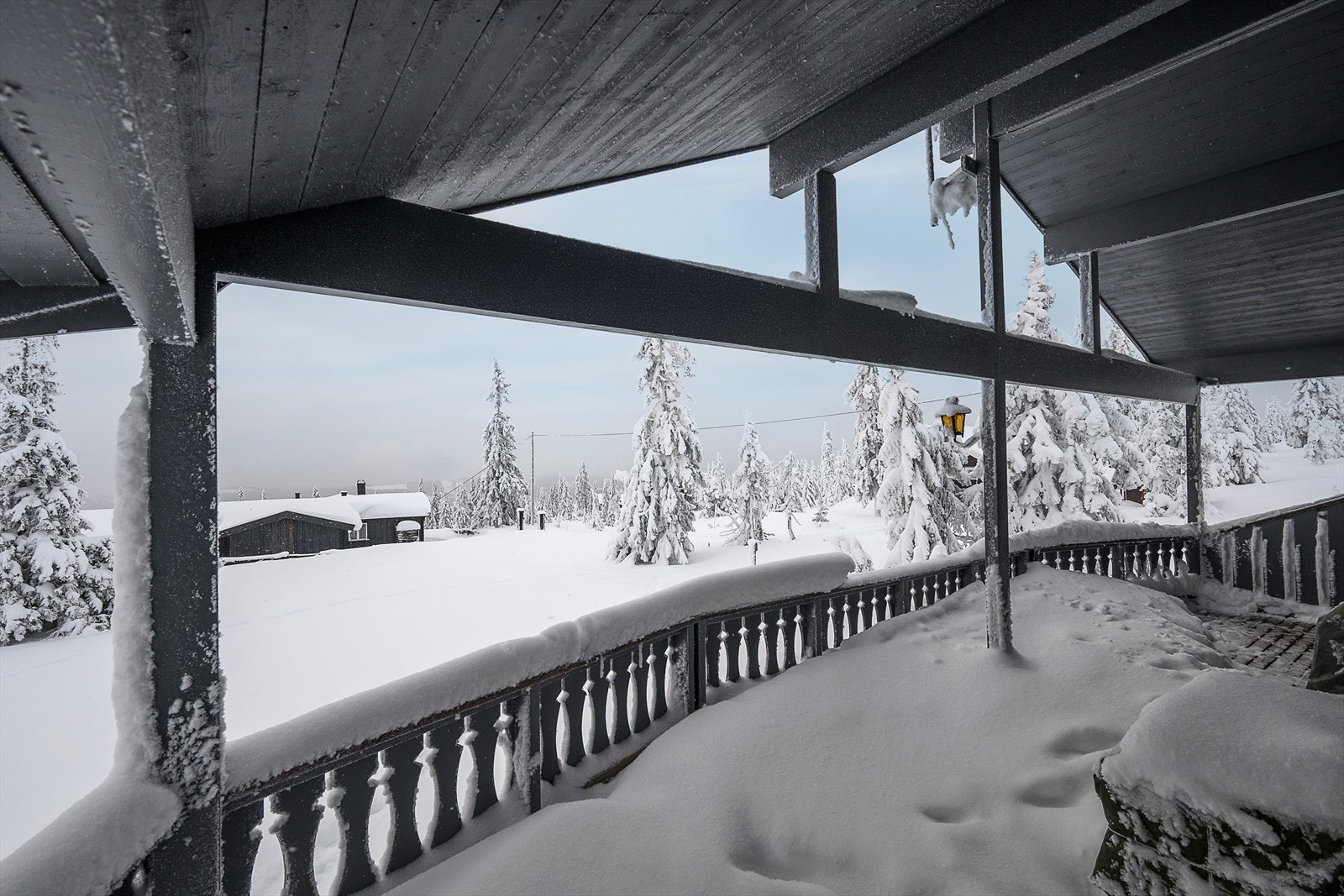 Den overbygde verandaen gir en lun og fin uteplass. Galleribilde