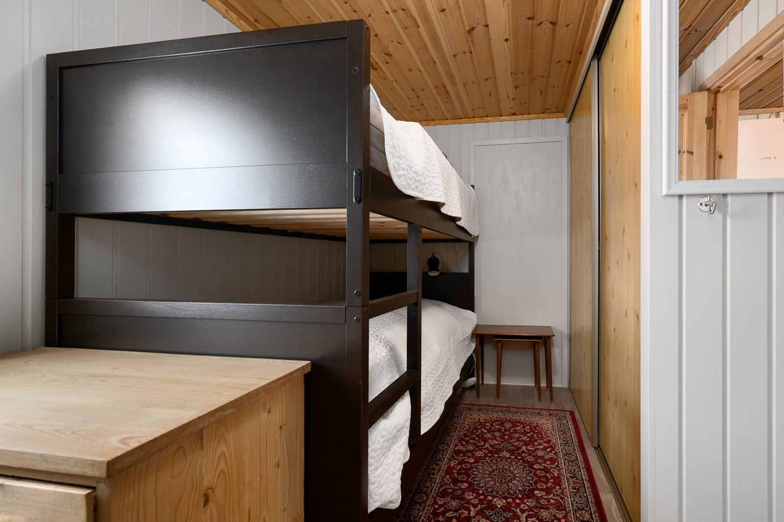 Bod med praktisk skyvedørsgarderobe. Galleribilde