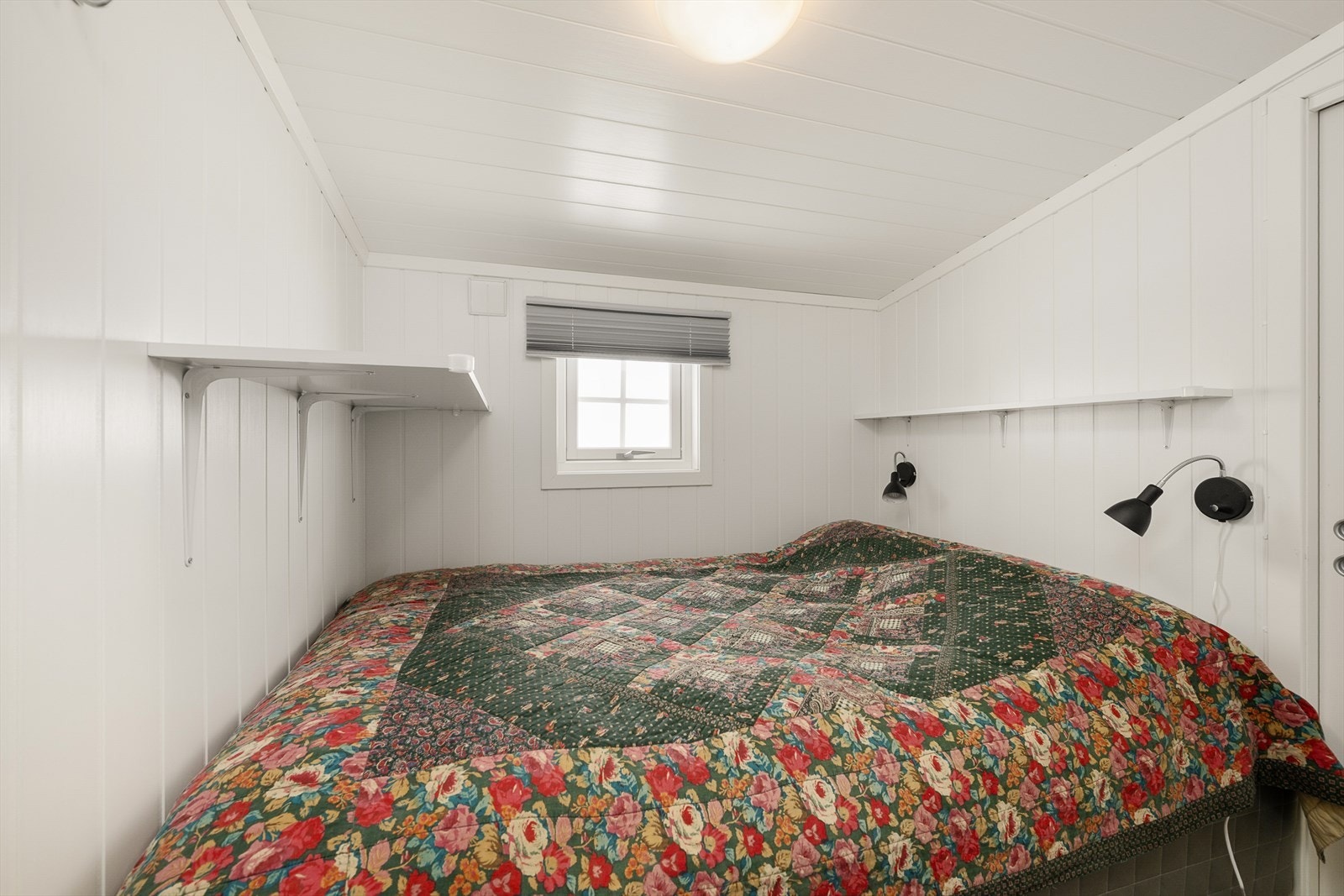 Soverom 2, innredet med dobbeltseng. Galleribilde