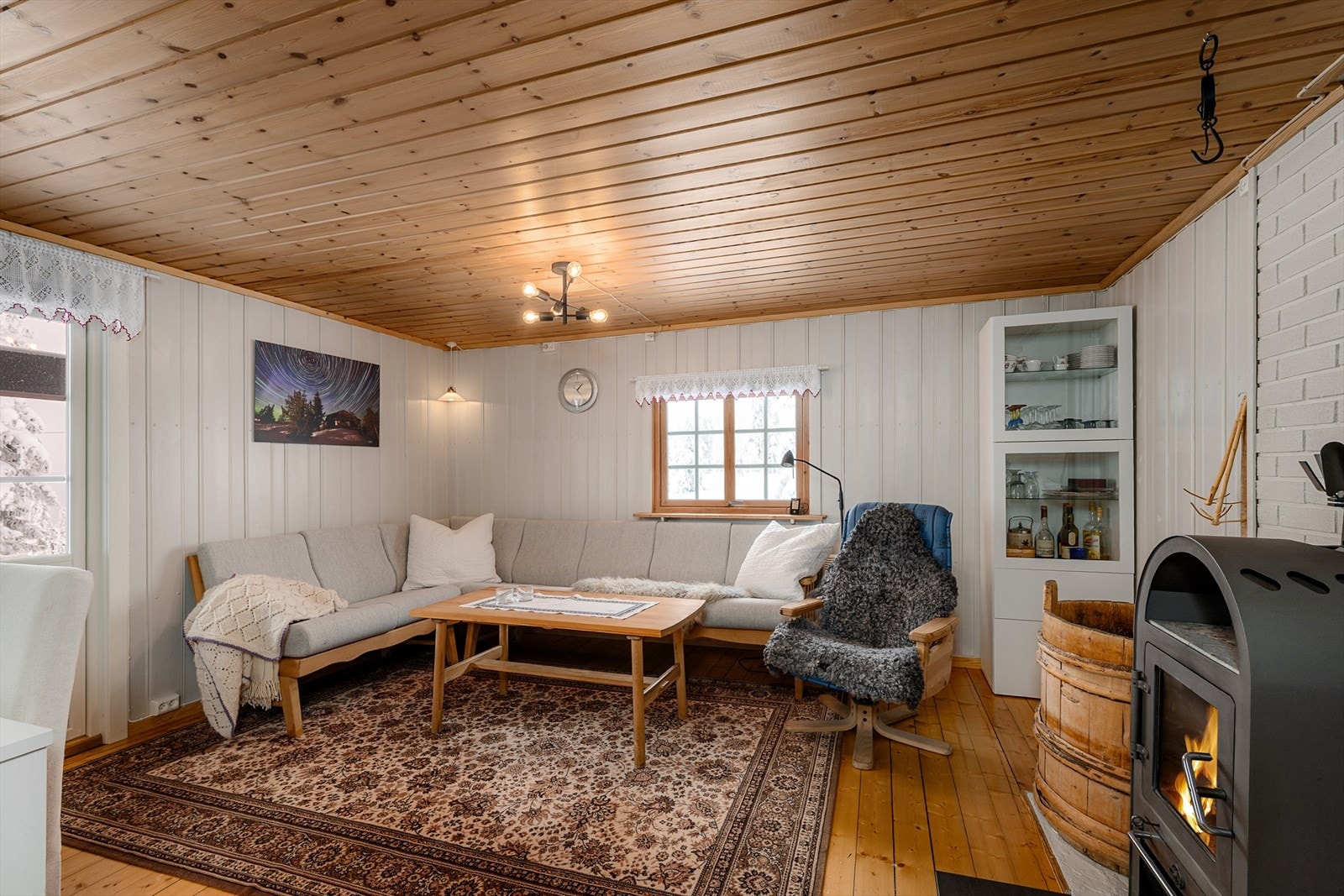 Hytta har tradisjonell stil og standard. Lysmalte vegger og trepanel i tak. Galleribilde