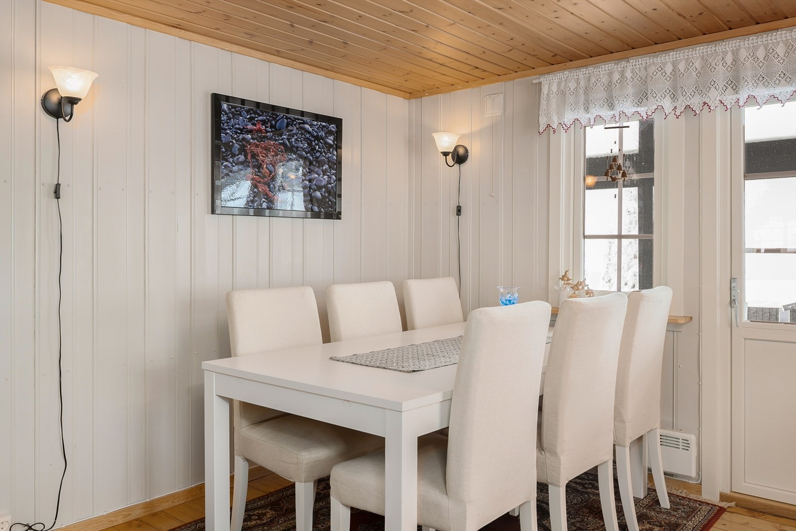 Koselig spiseplass og et hyggelig samlingssted. Dør ut til delvis overbygget terrasse fra stua. Galleribilde