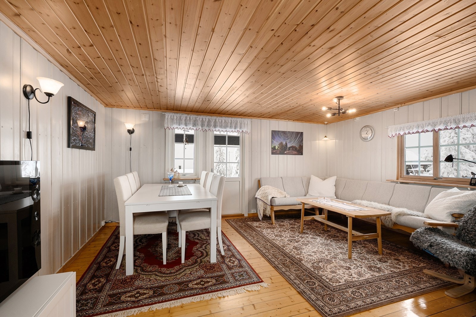 Lys og hyggelig stue er med god plass til både sofagruppe og spisebord. Galleribilde