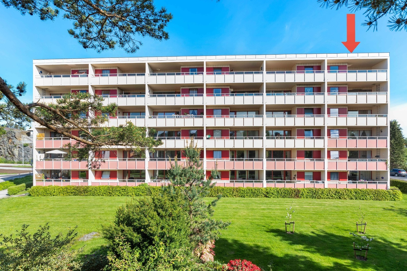 Romslig 4-roms topp-/hjørneleilighet med balkong, nydelig sjøutsikt og p.plass i kjeller! Heis. Attraktiv beliggenhet Galleribilde