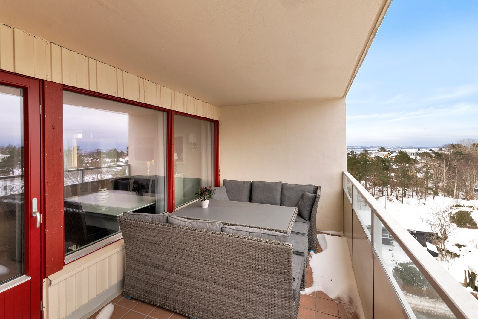 På balkongen er det gode solforhold og en nydelig utsikt Galleribilde