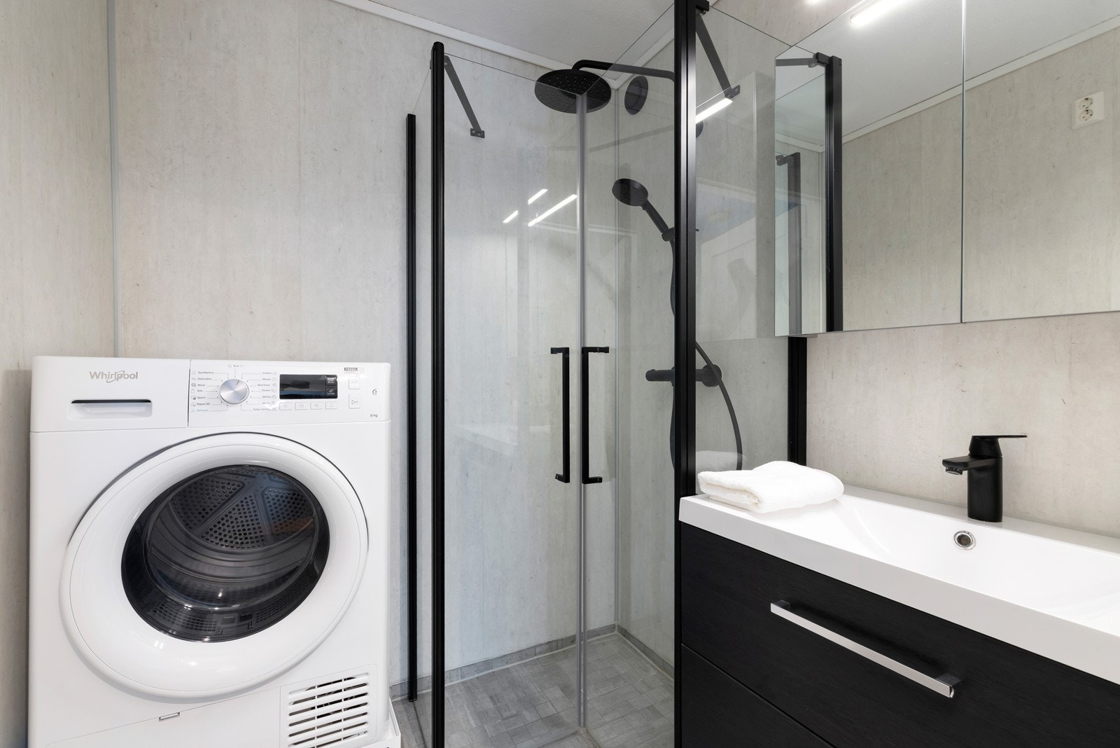 Baderommet er delvis flislagt med varme i gulv. Vegg i vegg er det separat WC. Galleribilde