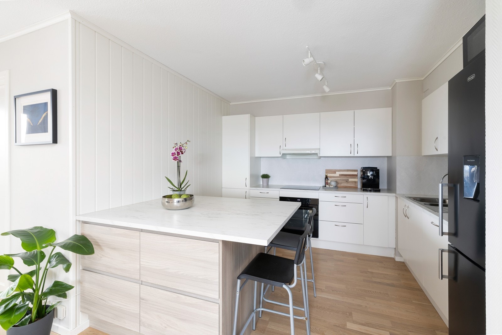 Kjøkkenet har godt med skap- og benkeplas samt en nyere "kjøkkenøy" Galleribilde