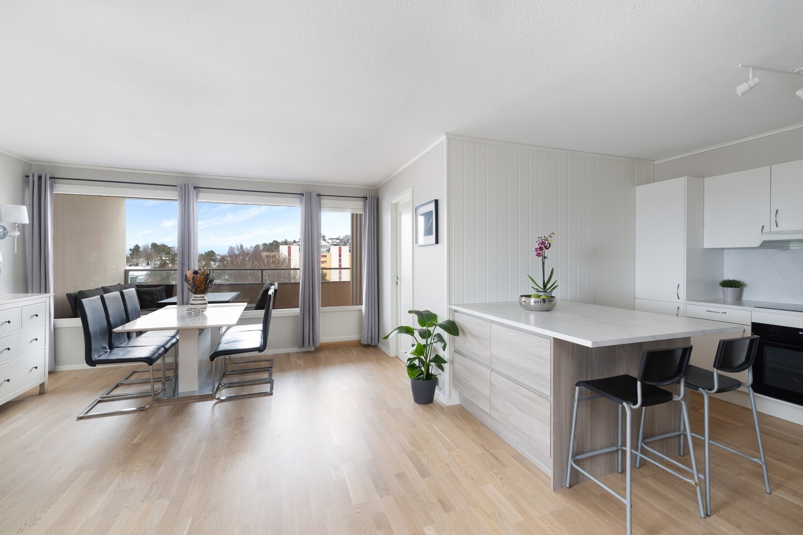 Kjøkkenet er praktisk plassert i rommet i en åpen, men samtidig skjermet løsning mot stuen. Galleribilde