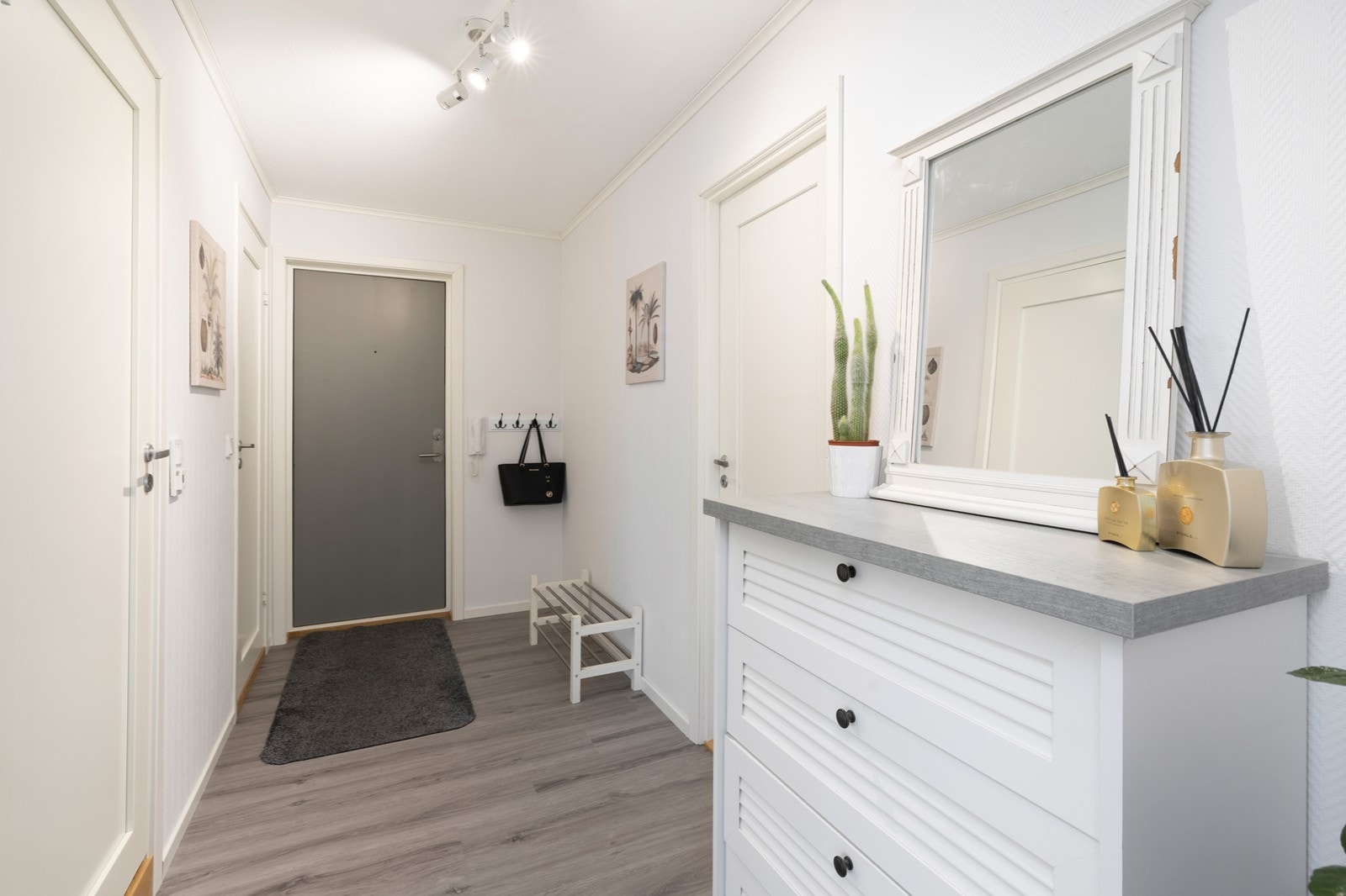 I gangen er det god plass til å henge fra seg yttertøy og sko. Galleribilde