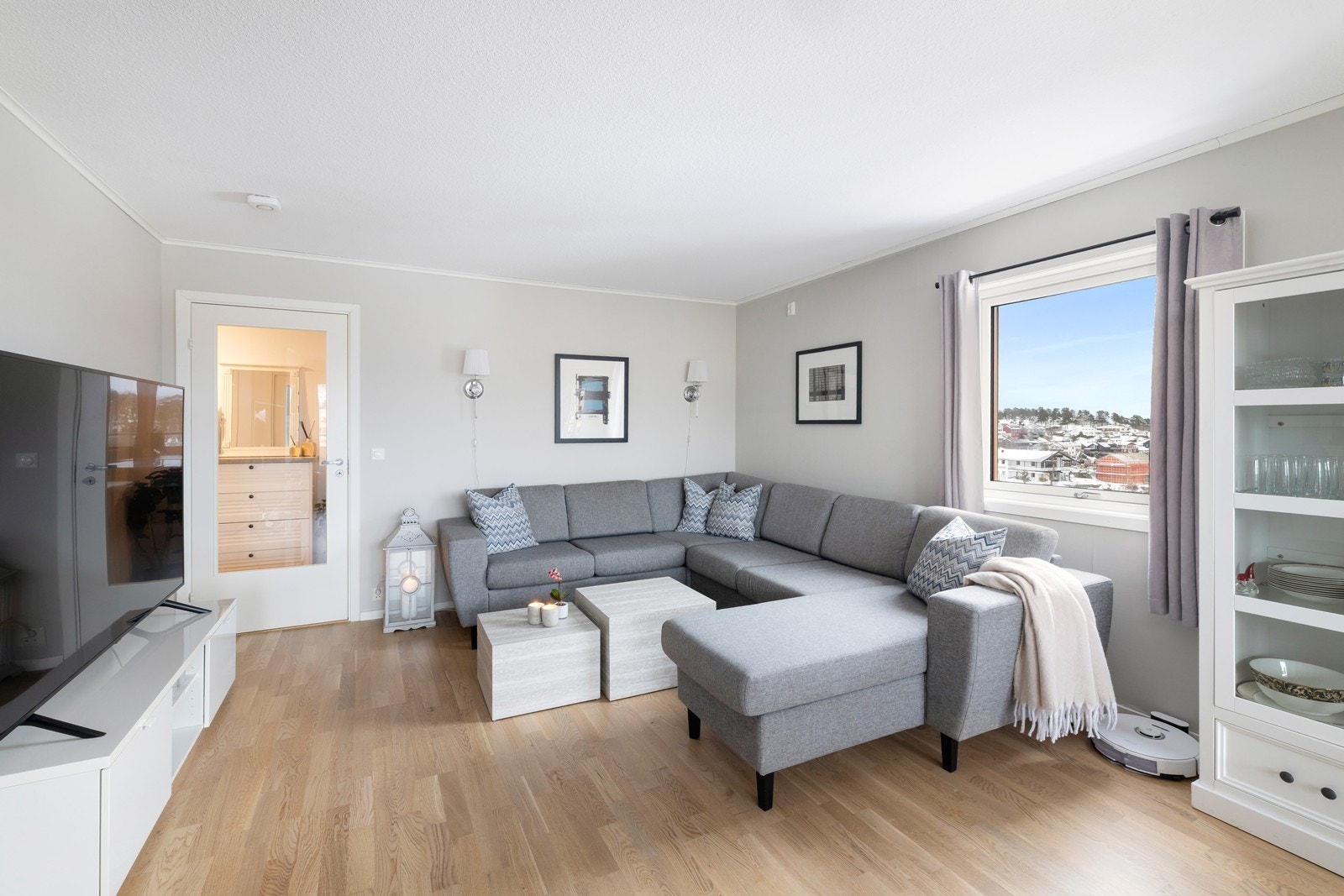 Leiligheten ligger i på hjørnet i byggets øverste etasje og store vindusflater sørger for rikelig med naturlig lysinnslipp. Galleribilde