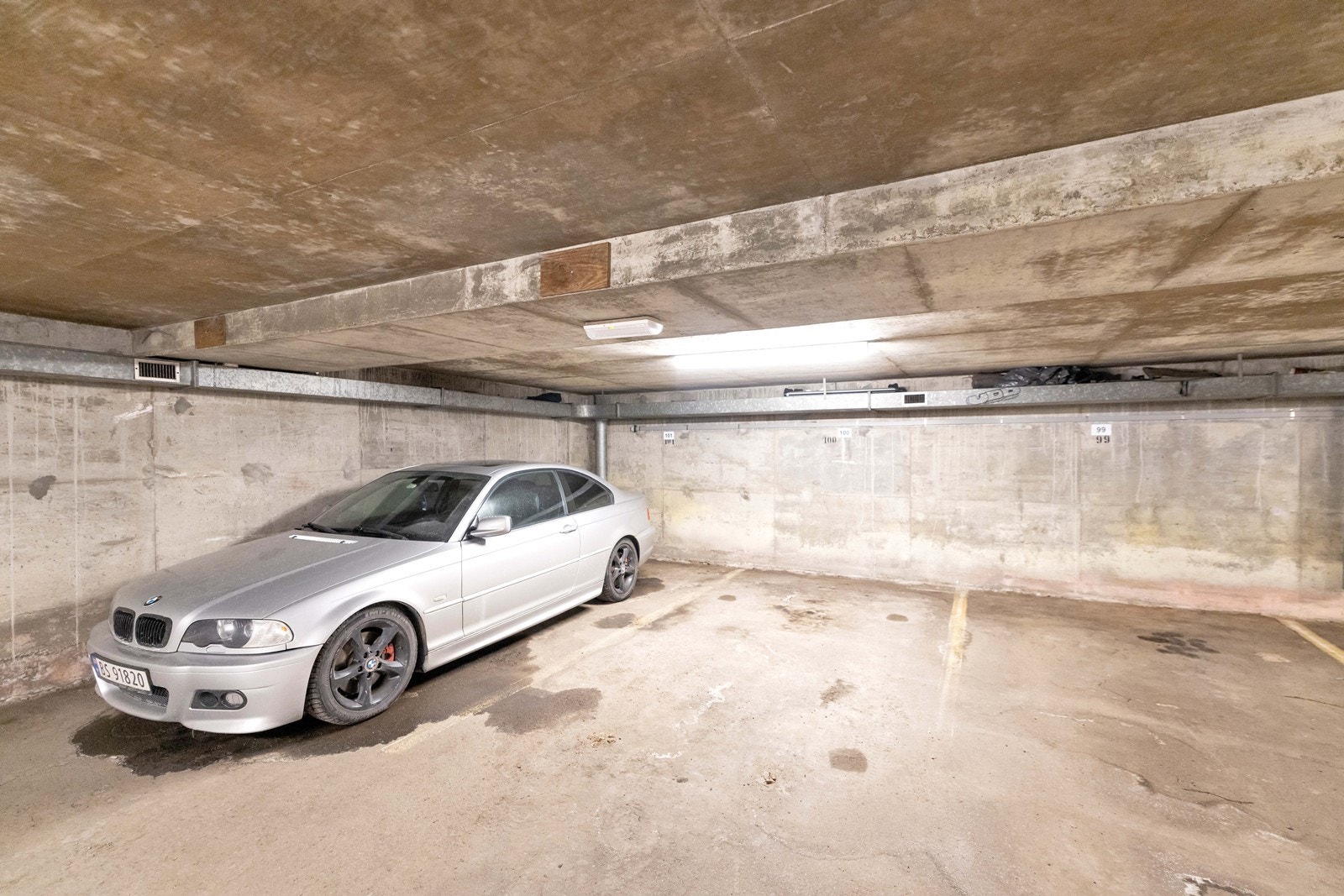 Fast parkeringsplass i felles parkeringsanlegg i kjeller (nabobygg). Forøvrig finnes det gjesteparkeringsplasser til borettslaget. Galleribilde