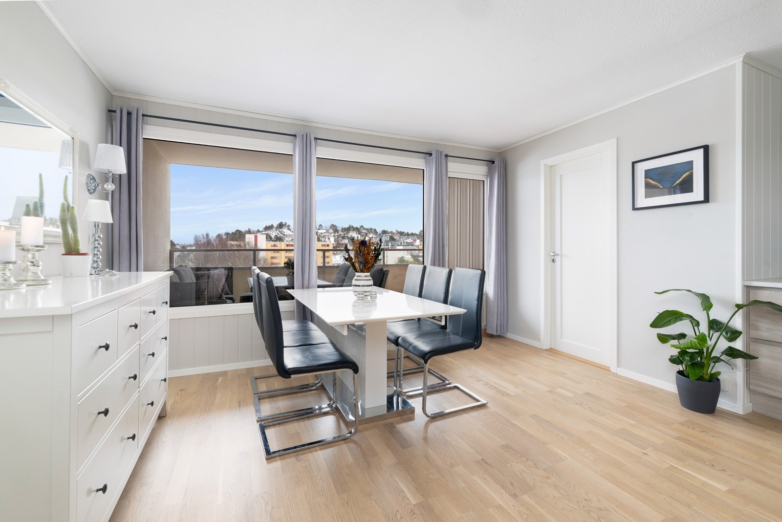 Fra stuen er det utgang til balkong Galleribilde