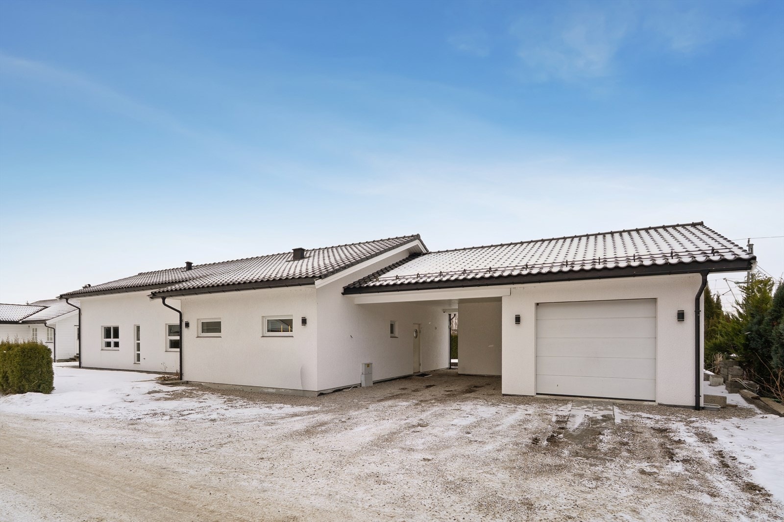 Parkering i både garasje og carport Galleribilde