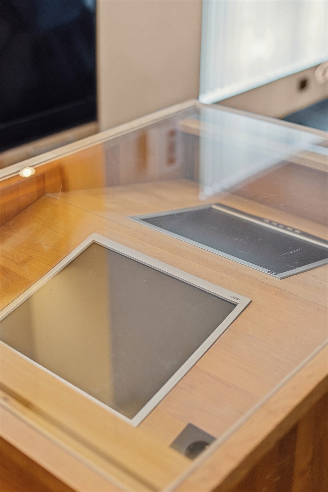 Kjøkkenøy med integrerte skjermer Galleribilde