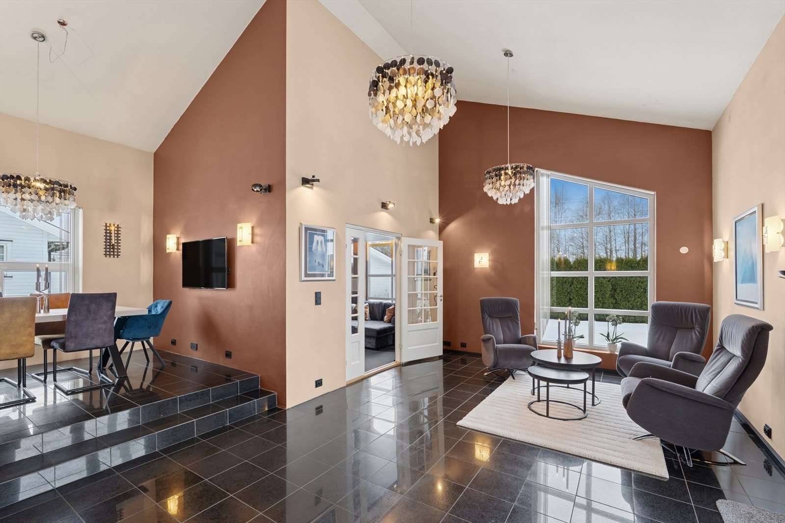 Lekker stue med god takhøyde Galleribilde