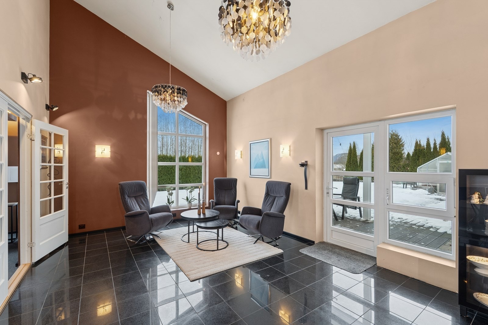 Fra stuen er det utgang til stor solrik terrasse Galleribilde