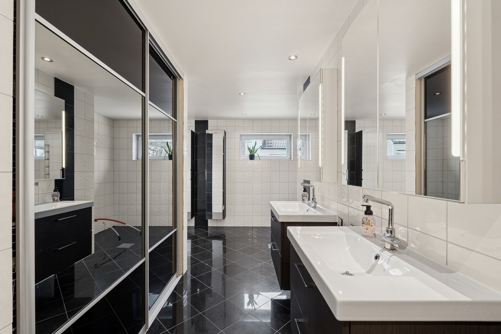 På badet er det dusjnisje, vegghengt toalett, 2 baderomsinnredning, samt skyvedørsgarderobe Galleribilde