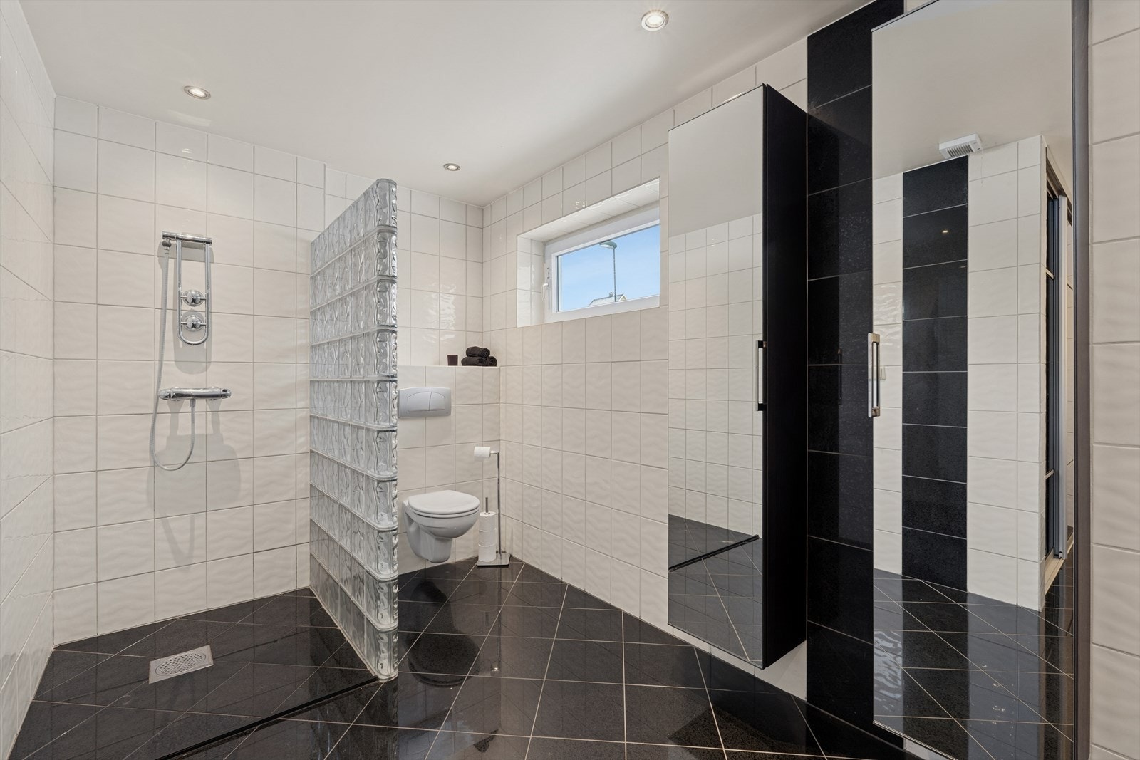 Romslig flislagt bad Galleribilde