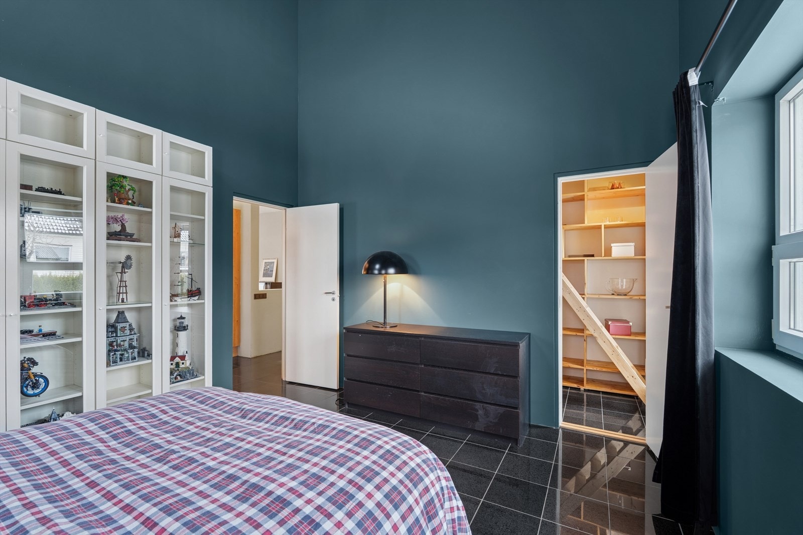 Soverom med walk in closet og trapp til lagringsloft Galleribilde