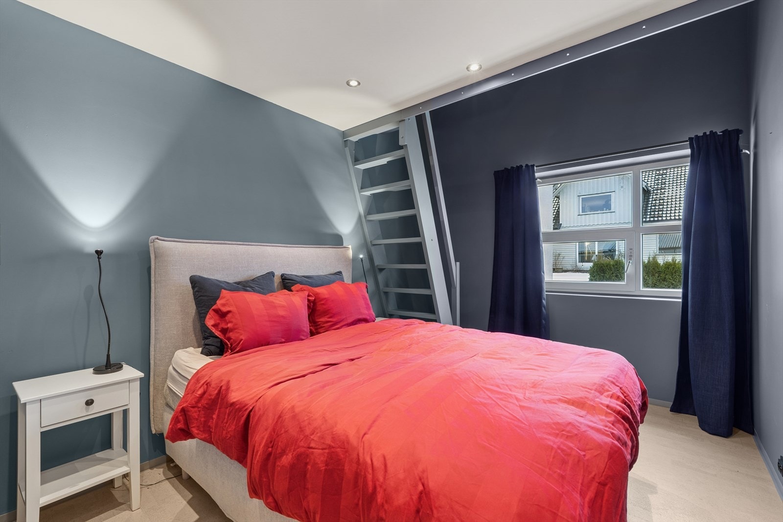 Soverom med trapp til lagringsloft Galleribilde