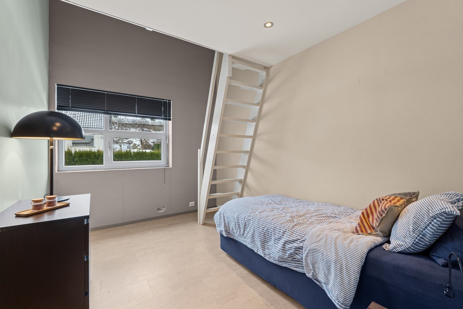 Soverom med trapp til lagringsloft Galleribilde