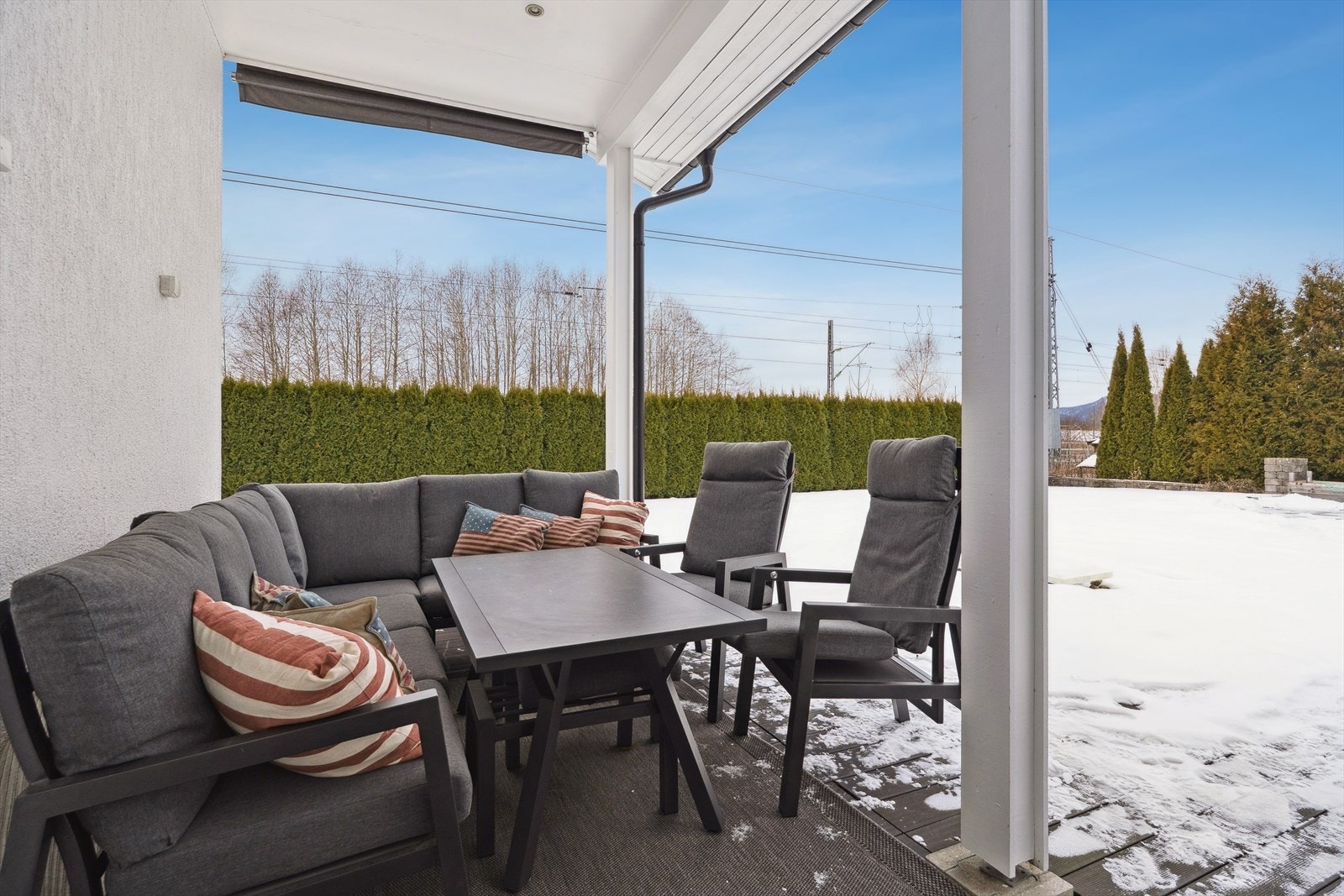 Terrassen er på totalt 105 kvm. Overbygd del på utsiden av stuen Galleribilde