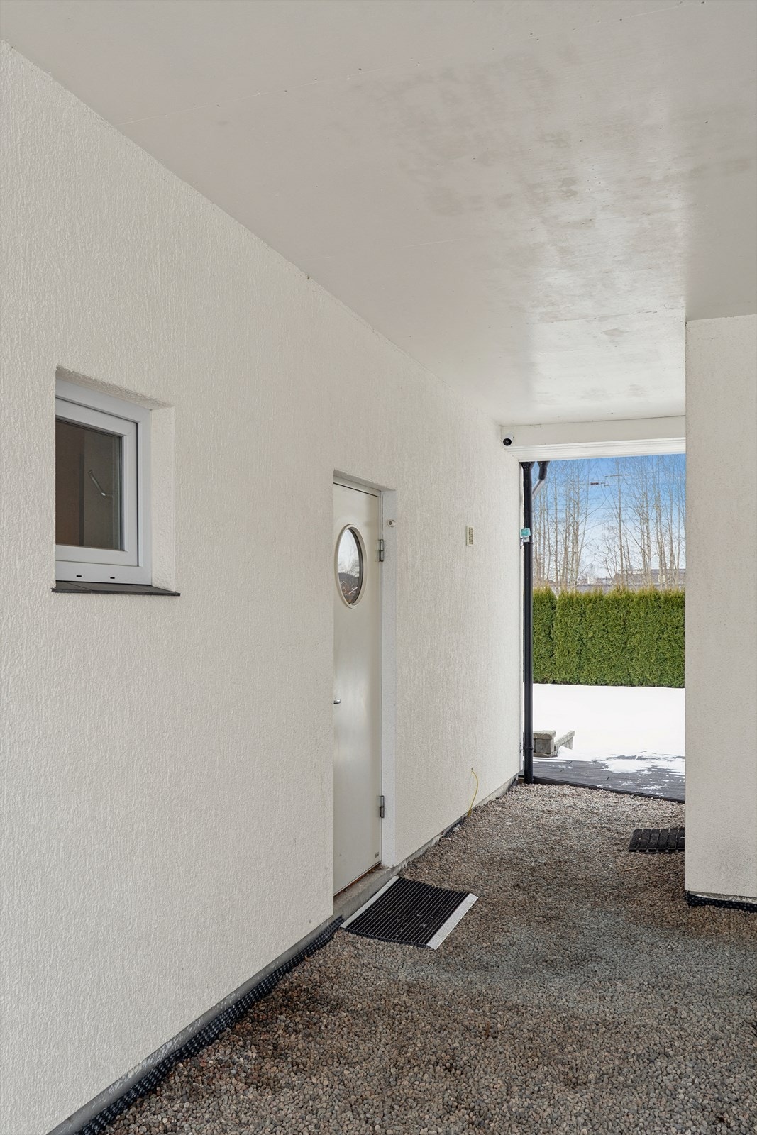 Praktisk tilkomst til vaskerom fra carport Galleribilde