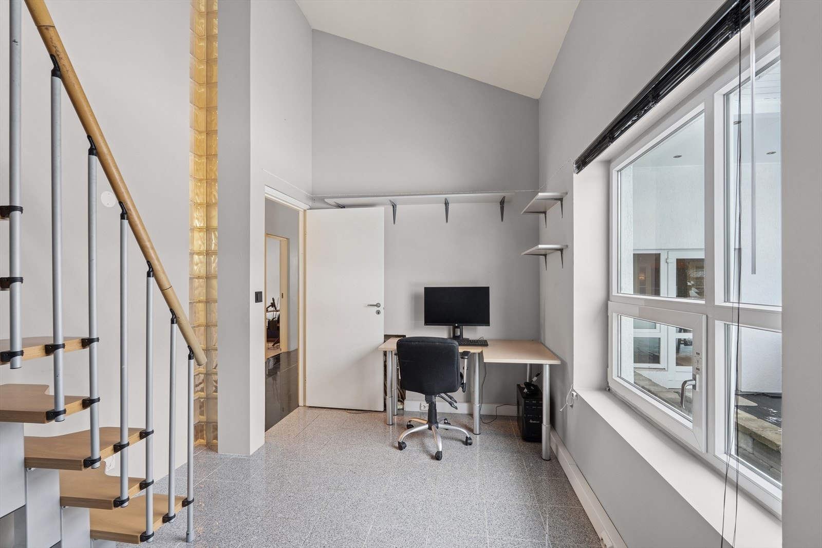 Soverom med walk in closet/bod og trapp til innredet rom på hemsen Galleribilde