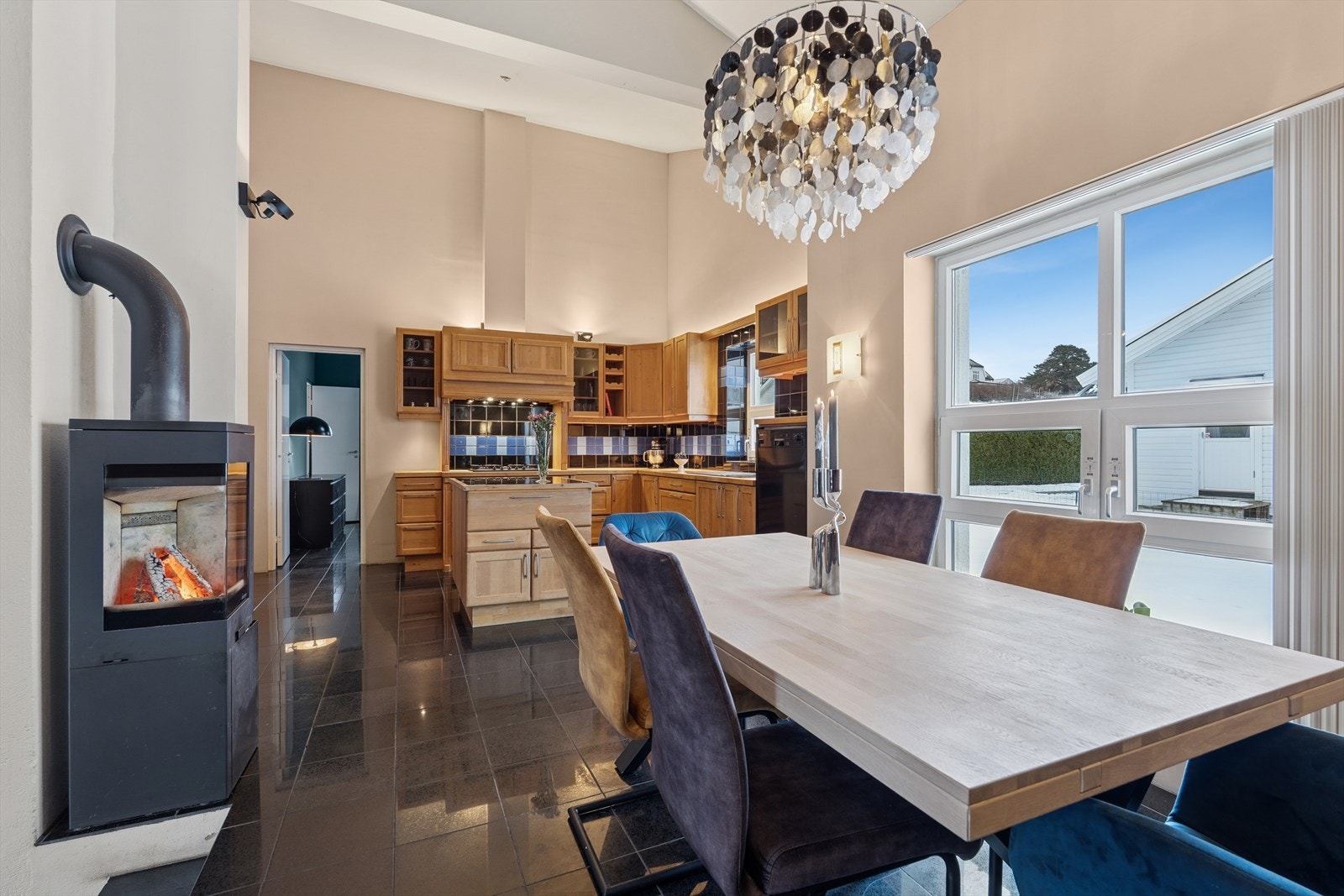 Spisestue i tilknytning til kjøkkenet Galleribilde