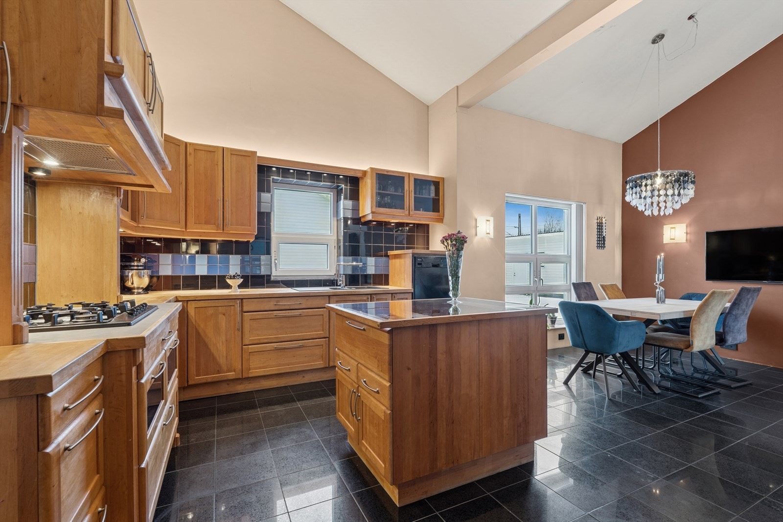 Romslig kjøkkeninnredning med profilerte fronter Galleribilde