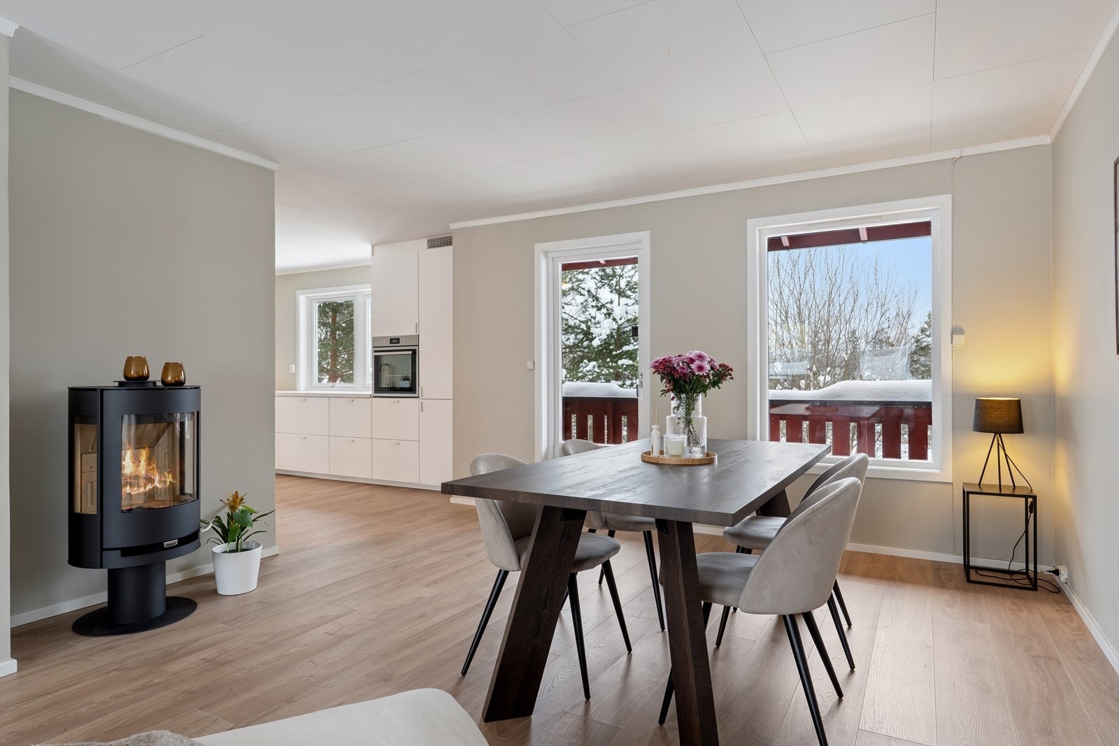 Lys og innbydende spisestue med store vindusflater og direkte utgang til balkong Galleribilde