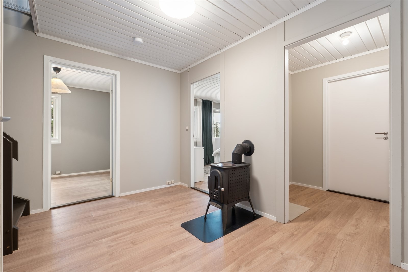 Underetasjen byr på en svært praktisk planløsning med bad, separat toalettrom, to soverom, eget vaskerom og bod. En funksjonell og gjennomtenkt etasje som gir god plass til både hverdagsliv og oppbevaring Galleribilde