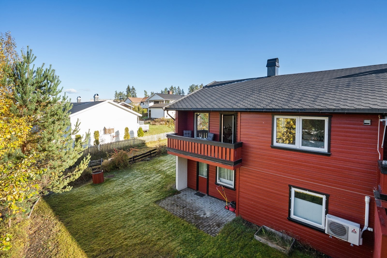 Dette er et uteområde som passer perfekt for familieliv, sommerdager i hagen og rolige stunder utendørs - et hyggelig og brukervennlig areal med mange muligheter. Galleribilde