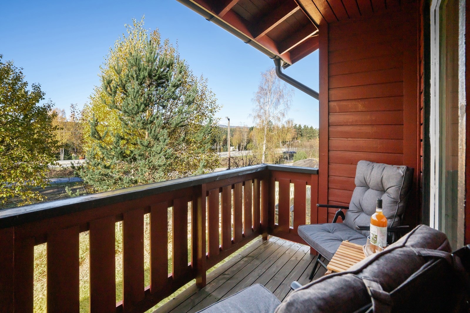 Koselig veranda med takoverbygg som gir ly og gjør uteplassen lett å bruke fra tidlig vår til sen høst. Her kan du nyte morgenkaffen eller slappe av med utsikt mot omgivelsene Galleribilde