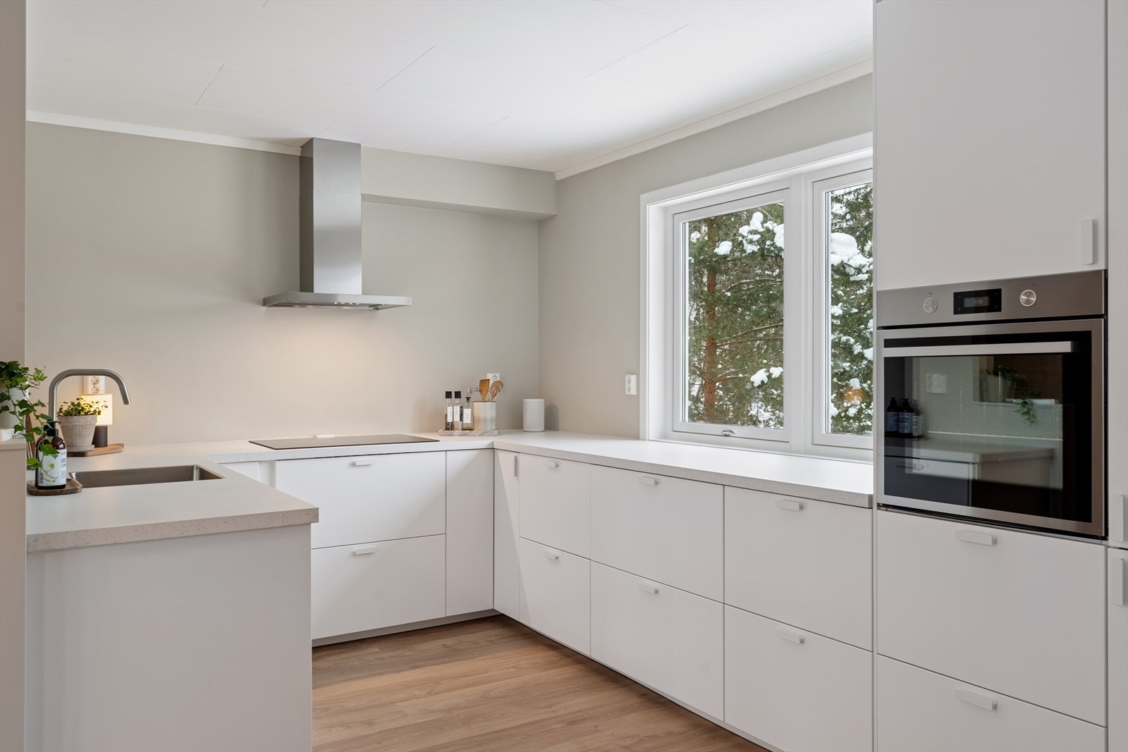 Lekker og moderne kjøkkenløsning med rene linjer. Her får man rikelig med oppbevaringsplass i både skuffer og skap, kombinert med gode arbeidsflater som gjør matlagingen både effektiv og inspirerende Galleribilde