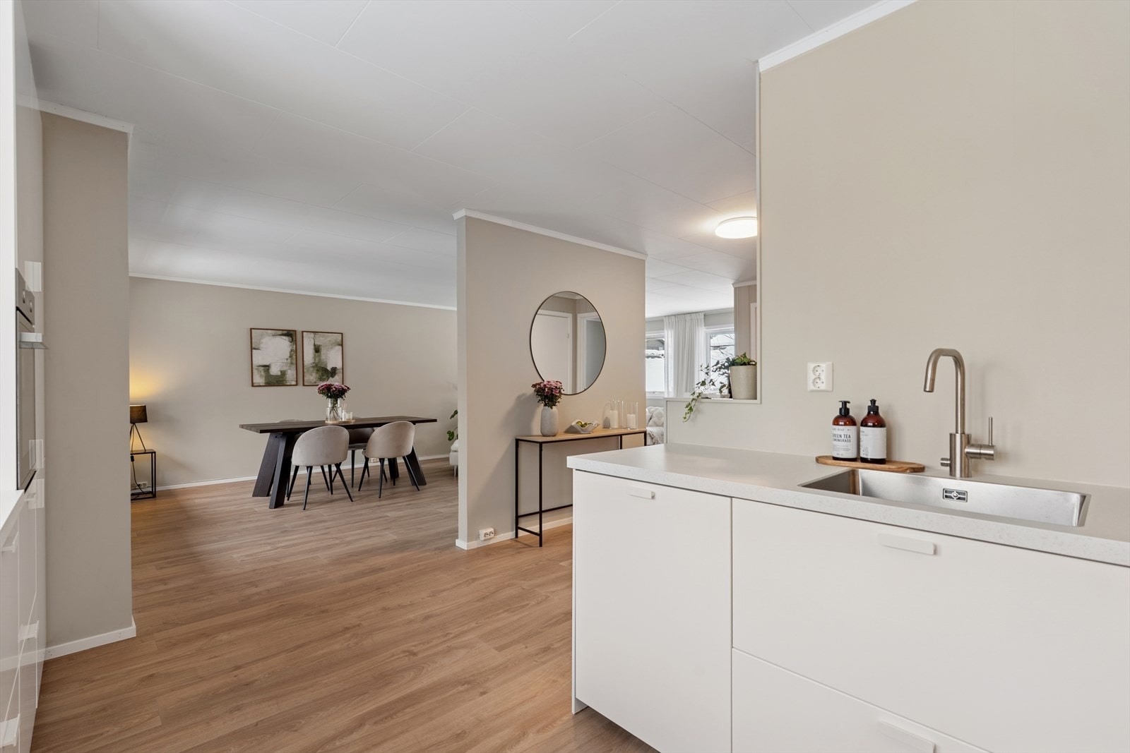 Den åpne og innbydende utformingen gjør kjøkkenet perfekt for både hverdagens gjøremål og sosiale sammenkomster, enten det er en rolig morgenstund eller når familien samles rundt matlagingen. Galleribilde