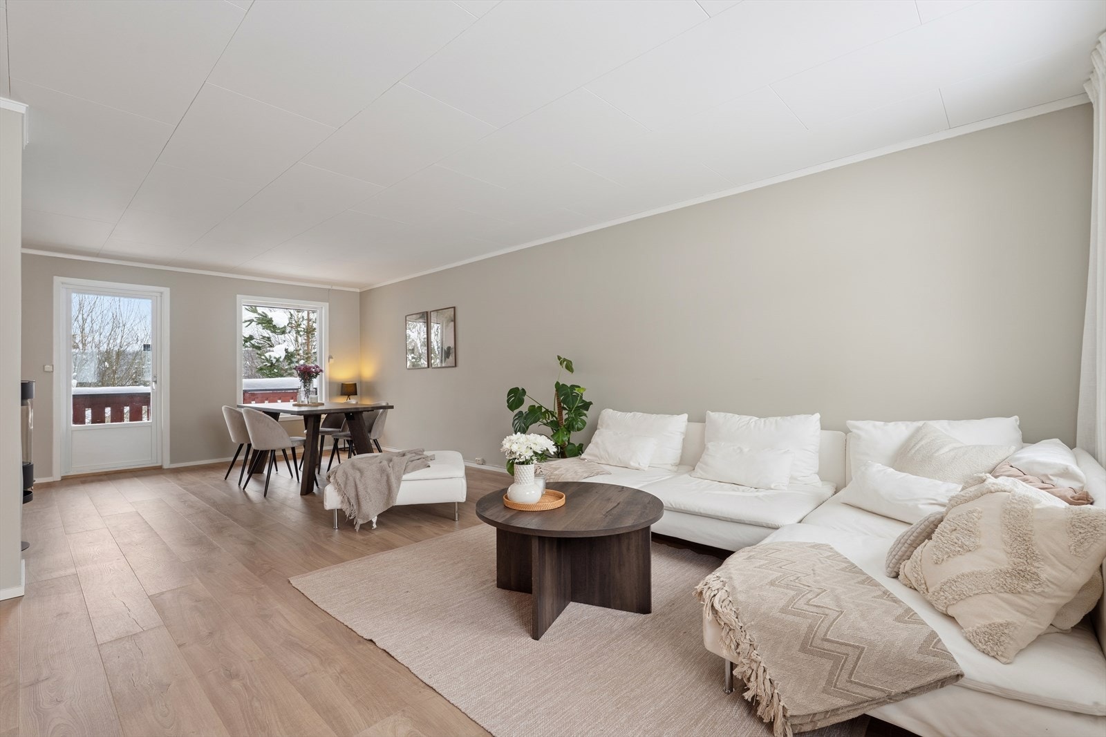 Lys og romslig stue med svært gode møbleringsmuligheter. Her kan du enkelt innrede både en stor og komfortabel sofagruppe samt ekstra sitteplasser eller lesekrok uten at romfølelsen forsvinner. Galleribilde