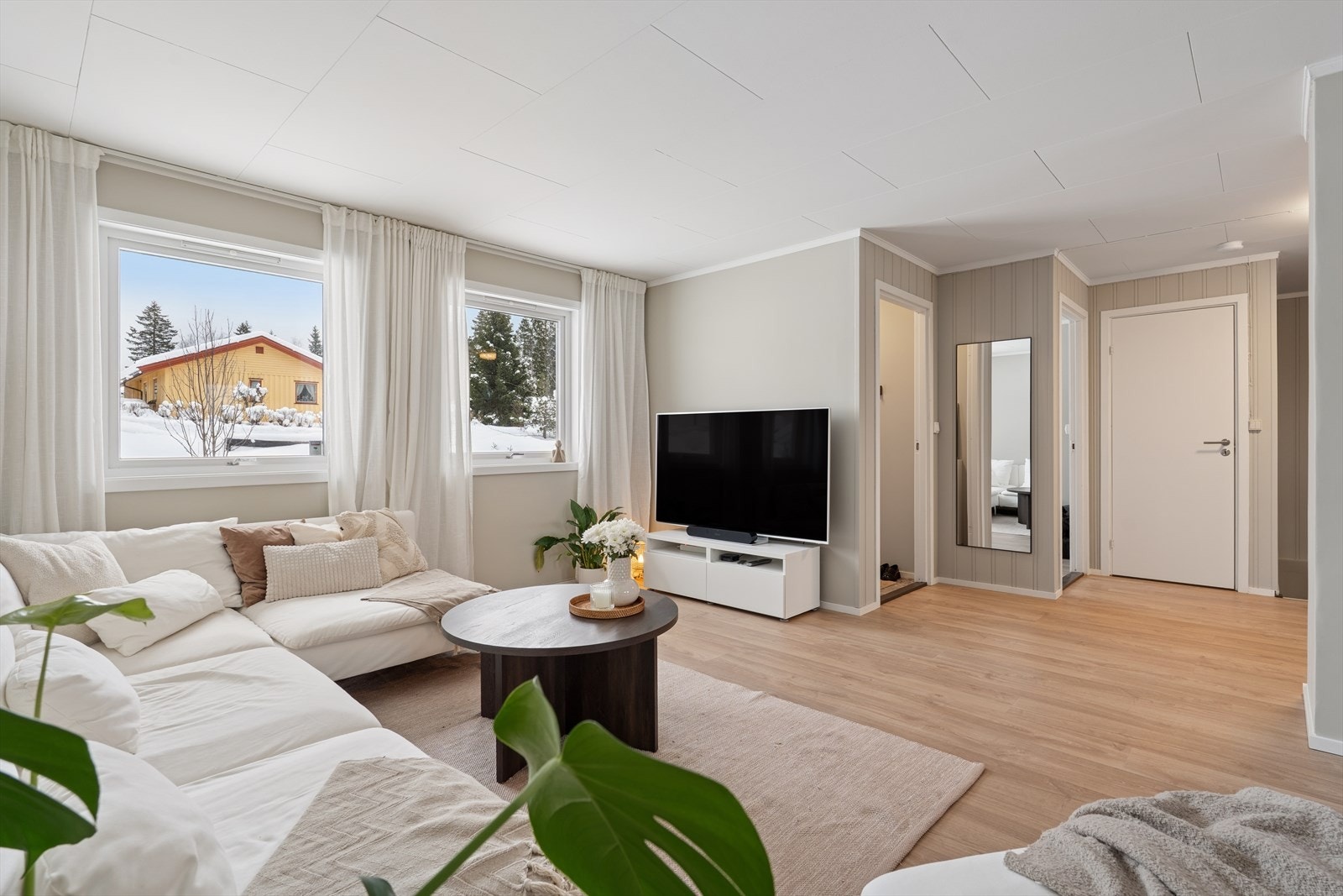 Rommet har god plass til en stor sofagruppe og byr på en naturlig romfølelse, godt hjulpet av den åpne planløsningen og gjennomgående, tidsriktige farge Galleribilde