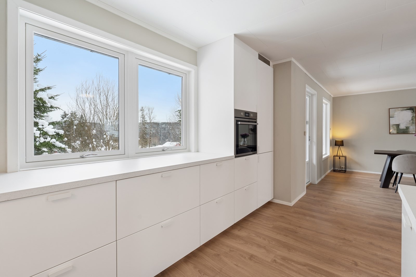 Vindusflater slipper inn et generøst lysinnslipp som løfter rommet og skaper en lys og trivelig atmosfære gjennom hele dagen. Galleribilde